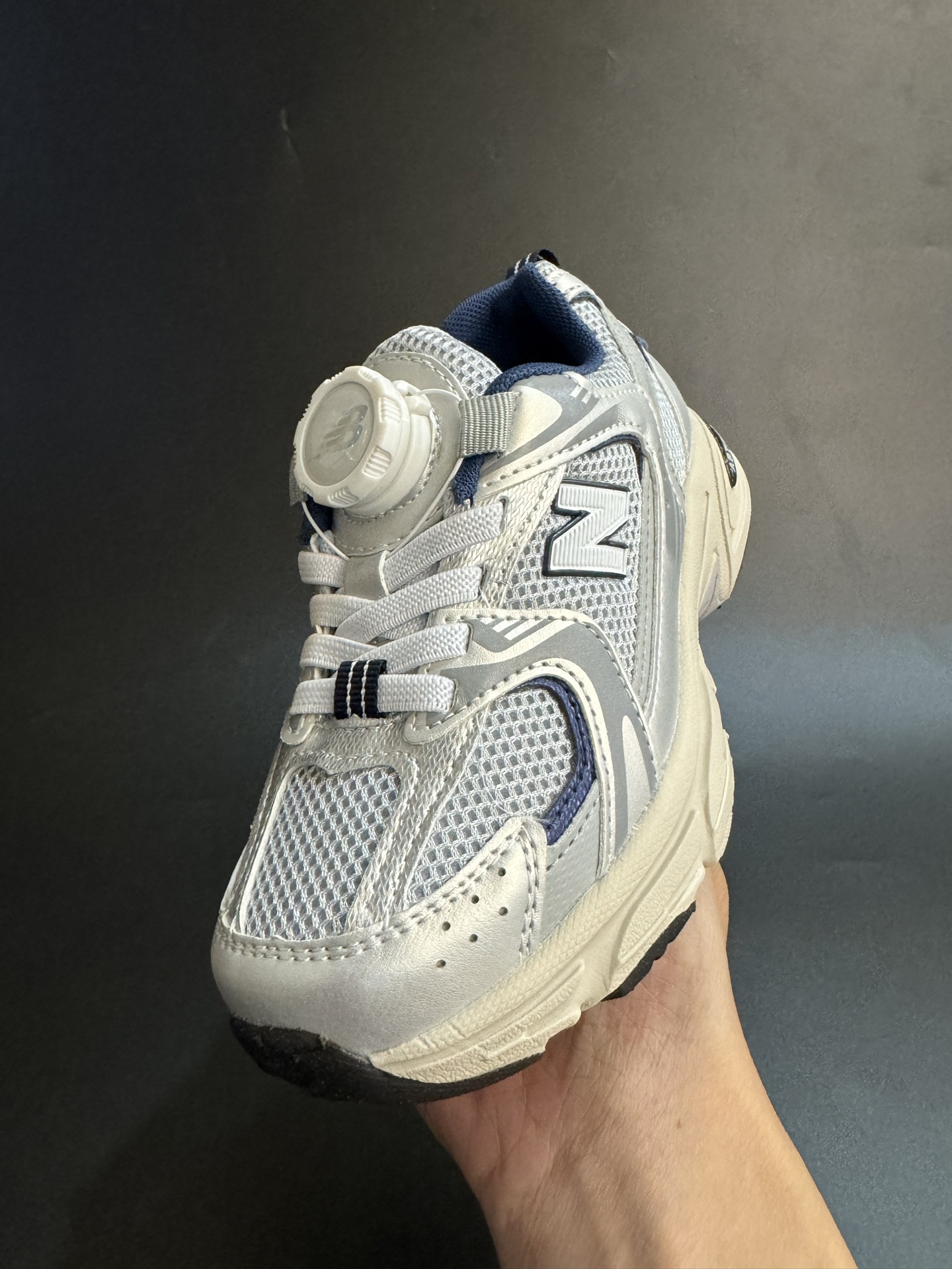 图片[4]-NB530旋转纽扣童鞋透气舒适运动鞋 尺码：26-37码 🌈对于许多家长来说，找到既美观又实用的儿童鞋是件棘手的事。但当谈到NB530旋转纽扣童鞋时，一切问题迎刃而解！这些鞋子不仅让宝宝们看起来更加可爱，而且穿脱也变得极其简单。🚀 🎈 旋转纽扣的设计不仅时尚，还非常便于小朋友们自己穿鞋。同时也减轻了父母每天早上匆忙帮孩子穿衣的压力。🌟 🌿 这些鞋子采用环保材料制成，对宝宝娇嫩的脚丫十分友好。柔软且透气的内里设计，保证了即使在炎炎夏日，宝宝也能感受到舒适。🌞 🎉 最重要的是，NB530童鞋的外观设计既简约又不失时尚感，无论是去公园玩耍还是参加家庭聚会，都是完美的选择。🎈-选品中心