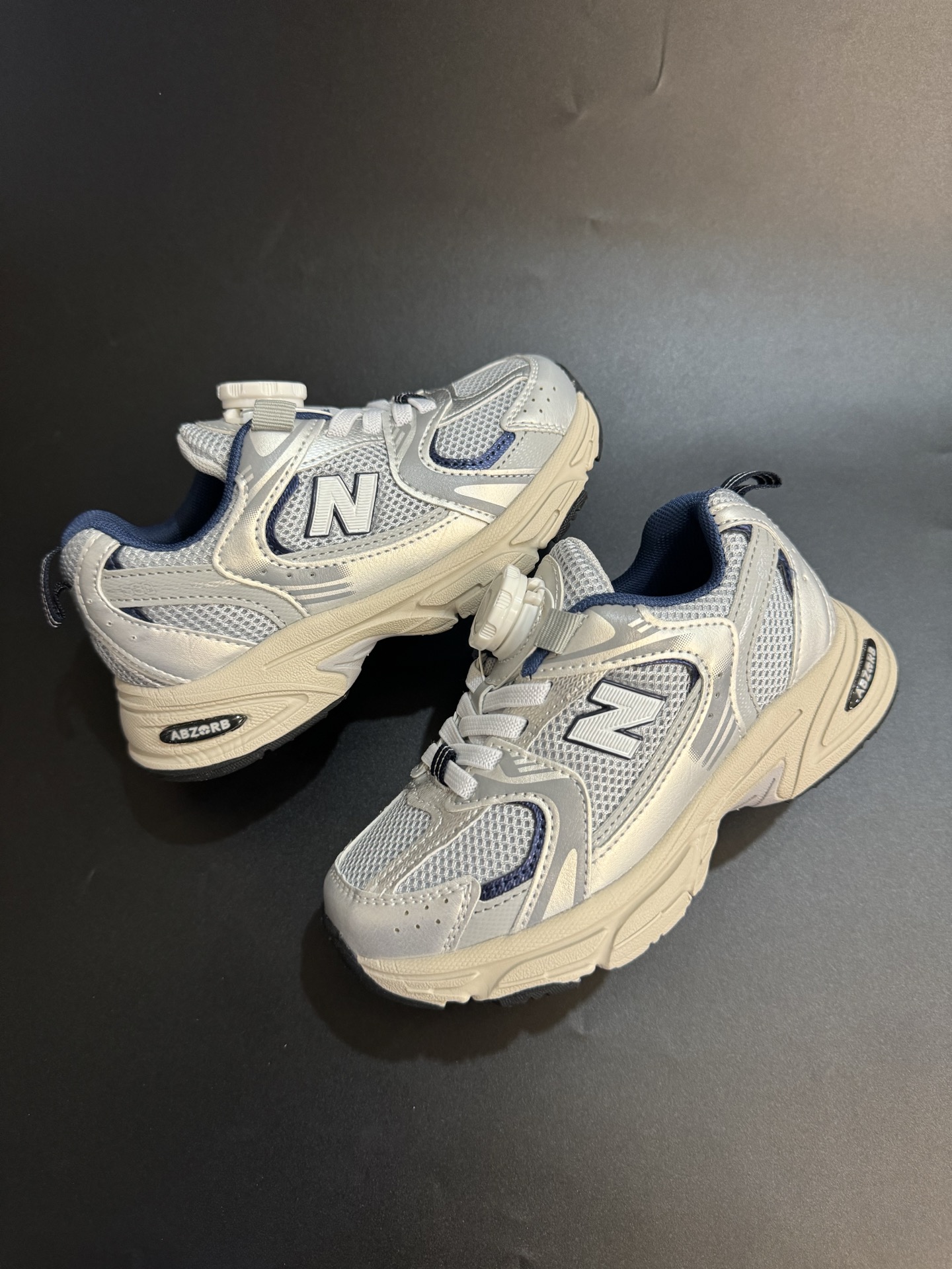 图片[8]-NB530旋转纽扣童鞋透气舒适运动鞋 尺码：26-37码 🌈对于许多家长来说，找到既美观又实用的儿童鞋是件棘手的事。但当谈到NB530旋转纽扣童鞋时，一切问题迎刃而解！这些鞋子不仅让宝宝们看起来更加可爱，而且穿脱也变得极其简单。🚀 🎈 旋转纽扣的设计不仅时尚，还非常便于小朋友们自己穿鞋。同时也减轻了父母每天早上匆忙帮孩子穿衣的压力。🌟 🌿 这些鞋子采用环保材料制成，对宝宝娇嫩的脚丫十分友好。柔软且透气的内里设计，保证了即使在炎炎夏日，宝宝也能感受到舒适。🌞 🎉 最重要的是，NB530童鞋的外观设计既简约又不失时尚感，无论是去公园玩耍还是参加家庭聚会，都是完美的选择。🎈-选品中心