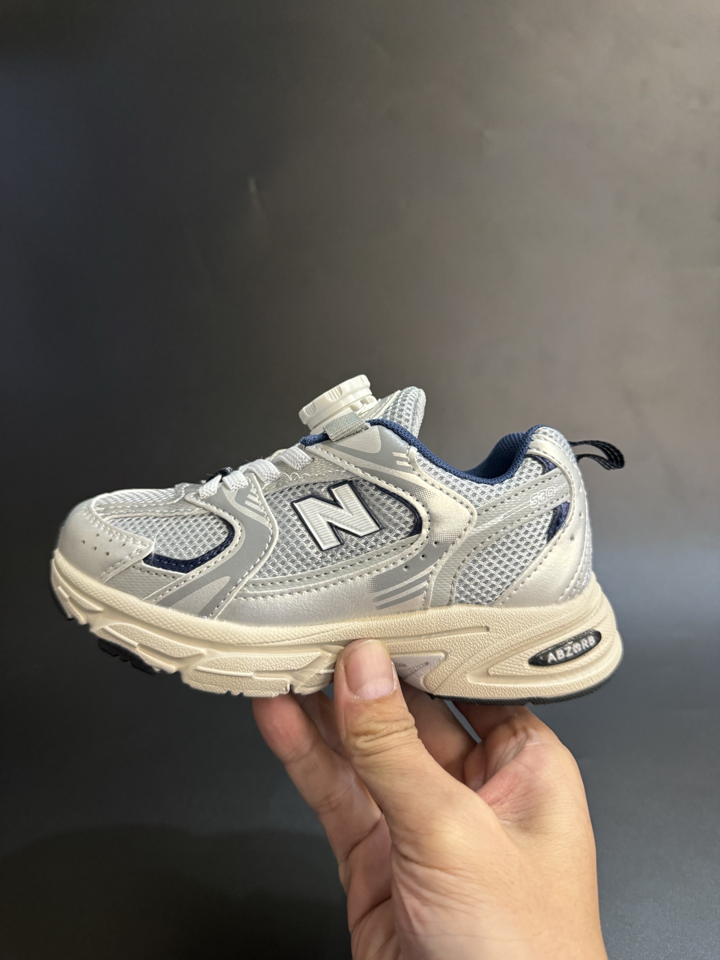 图片[3]-NB530旋转纽扣童鞋透气舒适运动鞋 尺码：26-37码 🌈对于许多家长来说，找到既美观又实用的儿童鞋是件棘手的事。但当谈到NB530旋转纽扣童鞋时，一切问题迎刃而解！这些鞋子不仅让宝宝们看起来更加可爱，而且穿脱也变得极其简单。🚀 🎈 旋转纽扣的设计不仅时尚，还非常便于小朋友们自己穿鞋。同时也减轻了父母每天早上匆忙帮孩子穿衣的压力。🌟 🌿 这些鞋子采用环保材料制成，对宝宝娇嫩的脚丫十分友好。柔软且透气的内里设计，保证了即使在炎炎夏日，宝宝也能感受到舒适。🌞 🎉 最重要的是，NB530童鞋的外观设计既简约又不失时尚感，无论是去公园玩耍还是参加家庭聚会，都是完美的选择。🎈-选品中心