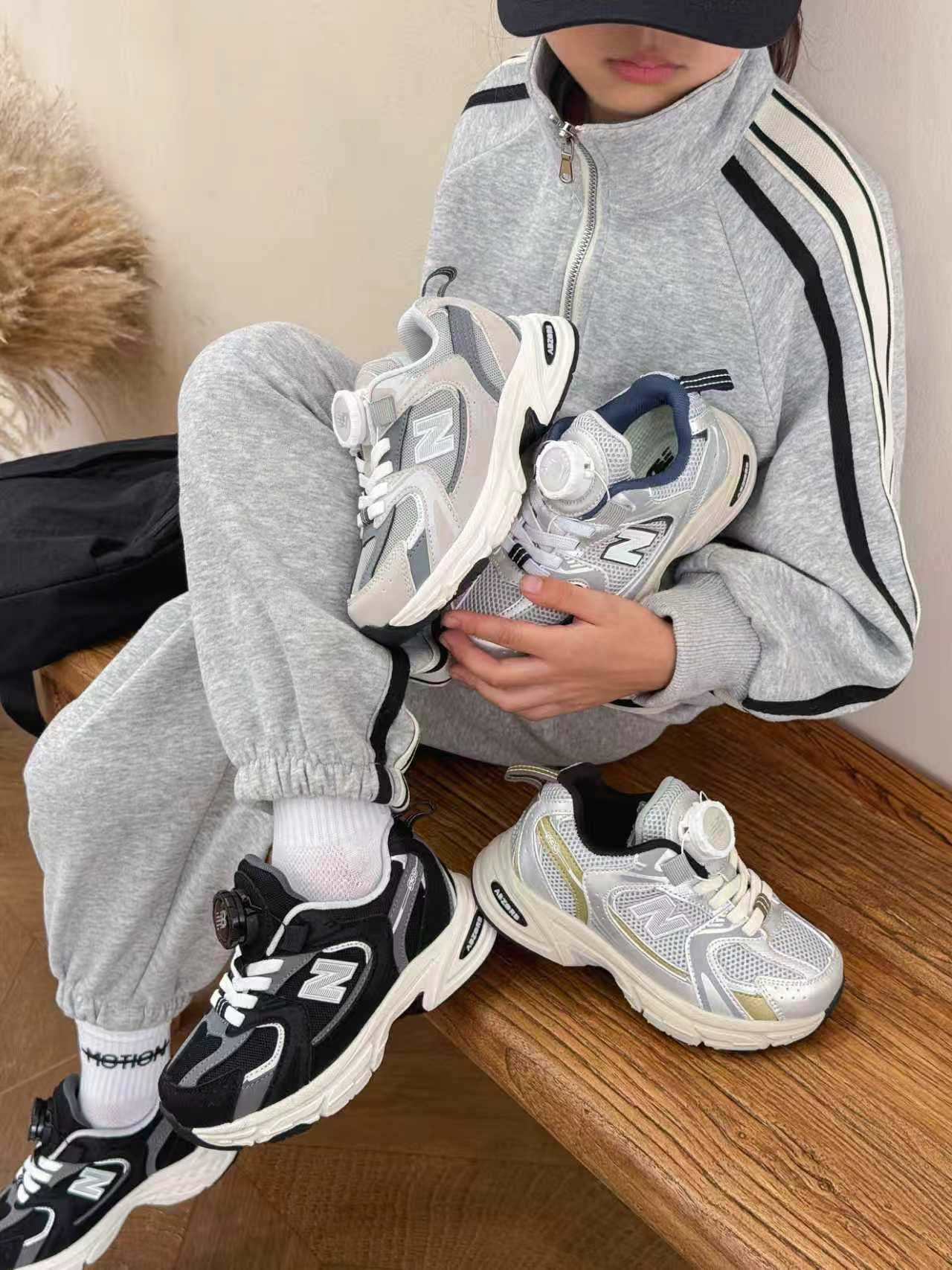 图片[7]-NB530旋转纽扣童鞋透气舒适运动鞋 尺码：26-37码 🌈对于许多家长来说，找到既美观又实用的儿童鞋是件棘手的事。但当谈到NB530旋转纽扣童鞋时，一切问题迎刃而解！这些鞋子不仅让宝宝们看起来更加可爱，而且穿脱也变得极其简单。🚀 🎈 旋转纽扣的设计不仅时尚，还非常便于小朋友们自己穿鞋。同时也减轻了父母每天早上匆忙帮孩子穿衣的压力。🌟 🌿 这些鞋子采用环保材料制成，对宝宝娇嫩的脚丫十分友好。柔软且透气的内里设计，保证了即使在炎炎夏日，宝宝也能感受到舒适。🌞 🎉 最重要的是，NB530童鞋的外观设计既简约又不失时尚感，无论是去公园玩耍还是参加家庭聚会，都是完美的选择。🎈-选品中心