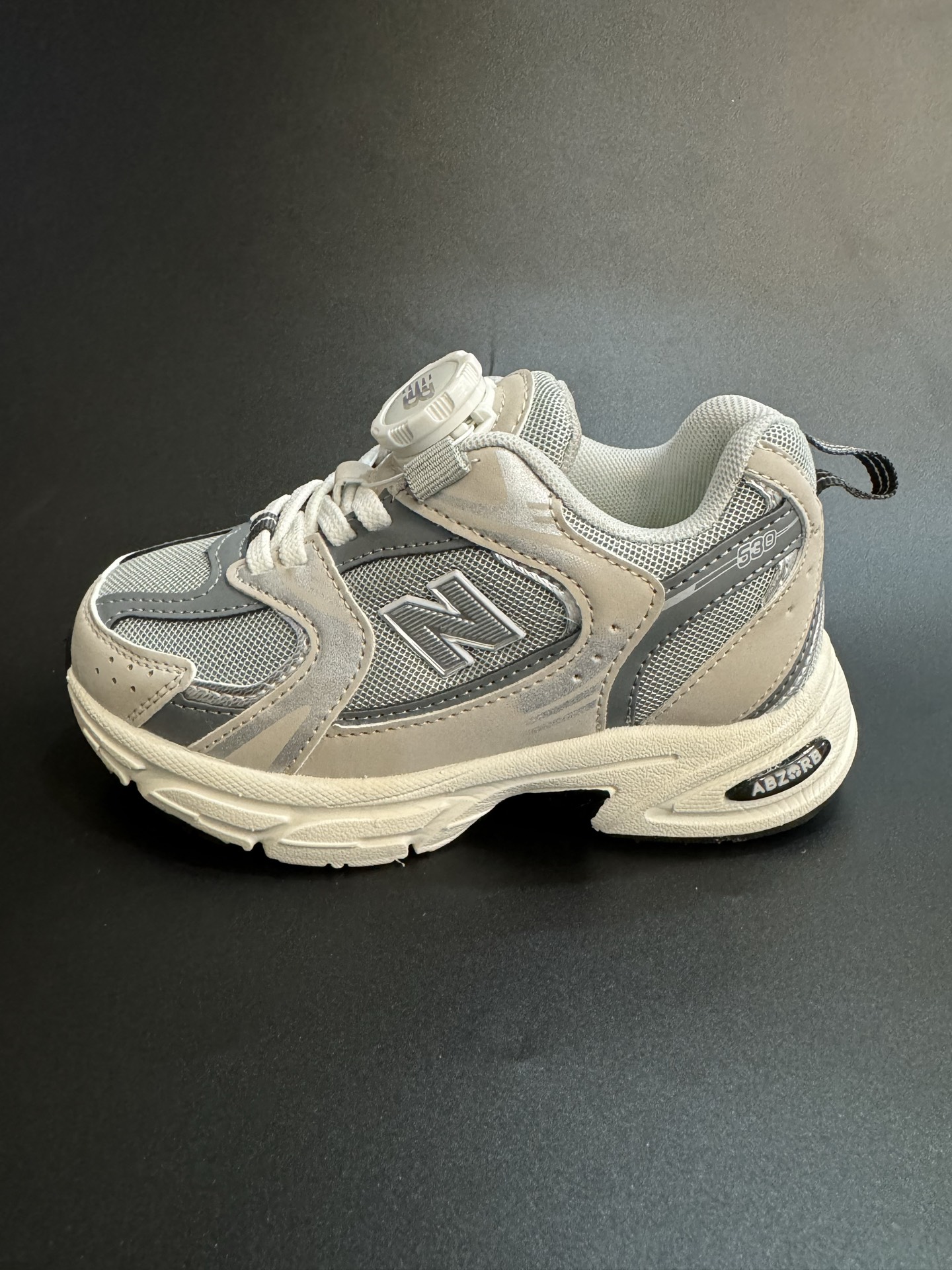 图片[2]-NB530旋转纽扣童鞋透气舒适运动鞋 尺码：26-37码 🌈对于许多家长来说，找到既美观又实用的儿童鞋是件棘手的事。但当谈到NB530旋转纽扣童鞋时，一切问题迎刃而解！这些鞋子不仅让宝宝们看起来更加可爱，而且穿脱也变得极其简单。🚀 🎈 旋转纽扣的设计不仅时尚，还非常便于小朋友们自己穿鞋。同时也减轻了父母每天早上匆忙帮孩子穿衣的压力。🌟 🌿 这些鞋子采用环保材料制成，对宝宝娇嫩的脚丫十分友好。柔软且透气的内里设计，保证了即使在炎炎夏日，宝宝也能感受到舒适。🌞 🎉 最重要的是，NB530童鞋的外观设计既简约又不失时尚感，无论是去公园玩耍还是参加家庭聚会，都是完美的选择。🎈-选品中心