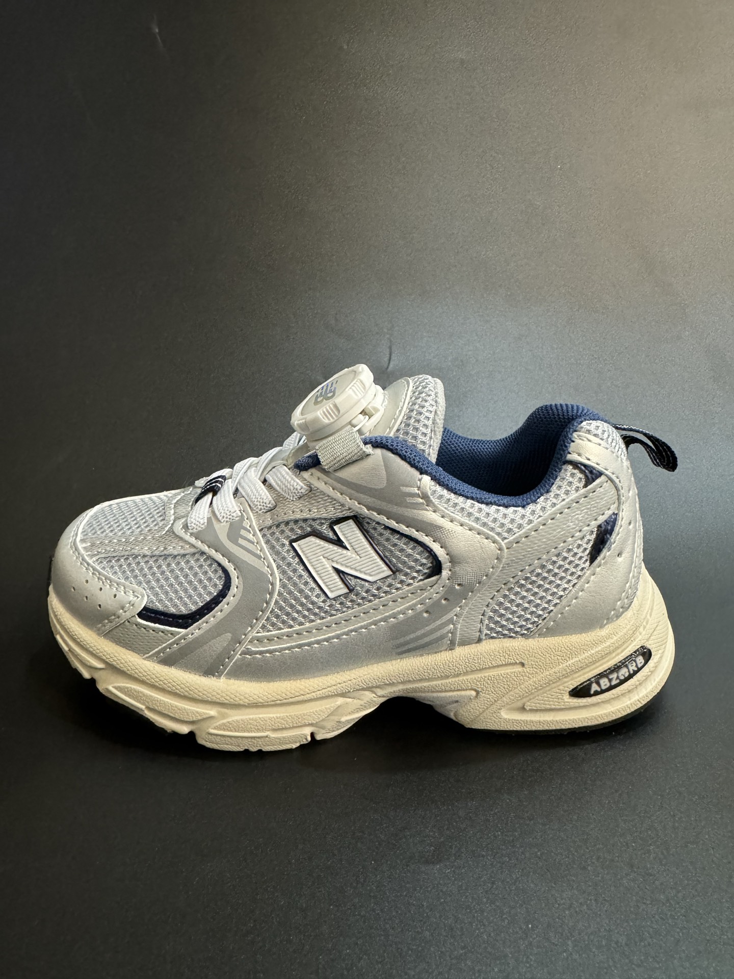 NO:575315,NB Swivel Button Children's Shoes Breathable and Comfortable Sports Shoes SIZE: 26-37 Sizes For many parents, finding children's shoes that are both beautiful and practical is a tricky thing. But when it comes to NB Swivel Button Children's Shoes, all problems are easily solved!  These shoes not only make babies look cuter, but also become extremely easy to put on and take off. The rotating button design is not only fashionable, but also very convenient for children to put on their own shoes. It also relieves parents from the pressure of hurriedly dressing their children every morning. These shoes are made of environmentally friendly materials and are very friendly to babies' delicate feet. The soft and breathable inner design ensures that babies can feel comfortable even in the hot summer.  The most important thing is that the appearance design of NB children's shoes is both simple and fashionable. Whether it is playing in the park or attending family gatherings, it is a perfect choice.,NB,sneakers,19860909NB旋转纽扣童鞋透气舒适运动鞋 SIZE:26-37码 对于许多家长来说,找到既美观又实用的儿童鞋是件棘手的事.但当谈到NB旋转纽扣童鞋时,一切问题迎刃而解！这些鞋子不仅让宝宝们看起来更加可爱,而且穿脱也变得极其简单. 旋转纽扣的设计不仅时尚,还非常便于小朋友们自己穿鞋.同时也减轻了父母每天早上匆忙帮孩子穿衣的压力. 这些鞋子采用环保材料制成,对宝宝娇嫩的脚丫十分友好.柔软且透气的内里设计,保证了即使在炎炎夏日,宝宝也能感受到舒适. 最重要的是,NB童鞋的外观设计既简约又不失时尚感,无论是去公园玩耍还是参加家庭聚会,都是完美的选择.,NB,sneakers,,Children's