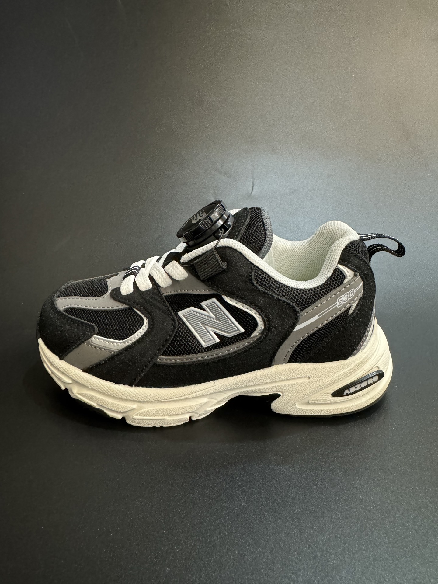 图片[3]-NB530旋转纽扣童鞋透气舒适运动鞋 尺码：26-37码 🌈对于许多家长来说，找到既美观又实用的儿童鞋是件棘手的事。但当谈到NB530旋转纽扣童鞋时，一切问题迎刃而解！这些鞋子不仅让宝宝们看起来更加可爱，而且穿脱也变得极其简单。🚀 🎈 旋转纽扣的设计不仅时尚，还非常便于小朋友们自己穿鞋。同时也减轻了父母每天早上匆忙帮孩子穿衣的压力。🌟 🌿 这些鞋子采用环保材料制成，对宝宝娇嫩的脚丫十分友好。柔软且透气的内里设计，保证了即使在炎炎夏日，宝宝也能感受到舒适。🌞 🎉 最重要的是，NB530童鞋的外观设计既简约又不失时尚感，无论是去公园玩耍还是参加家庭聚会，都是完美的选择。🎈-选品中心