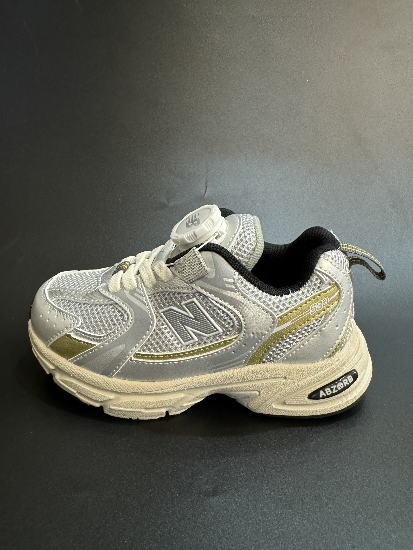 图片[4]-NB530旋转纽扣童鞋透气舒适运动鞋 尺码：26-37码 🌈对于许多家长来说，找到既美观又实用的儿童鞋是件棘手的事。但当谈到NB530旋转纽扣童鞋时，一切问题迎刃而解！这些鞋子不仅让宝宝们看起来更加可爱，而且穿脱也变得极其简单。🚀 🎈 旋转纽扣的设计不仅时尚，还非常便于小朋友们自己穿鞋。同时也减轻了父母每天早上匆忙帮孩子穿衣的压力。🌟 🌿 这些鞋子采用环保材料制成，对宝宝娇嫩的脚丫十分友好。柔软且透气的内里设计，保证了即使在炎炎夏日，宝宝也能感受到舒适。🌞 🎉 最重要的是，NB530童鞋的外观设计既简约又不失时尚感，无论是去公园玩耍还是参加家庭聚会，都是完美的选择。🎈-选品中心