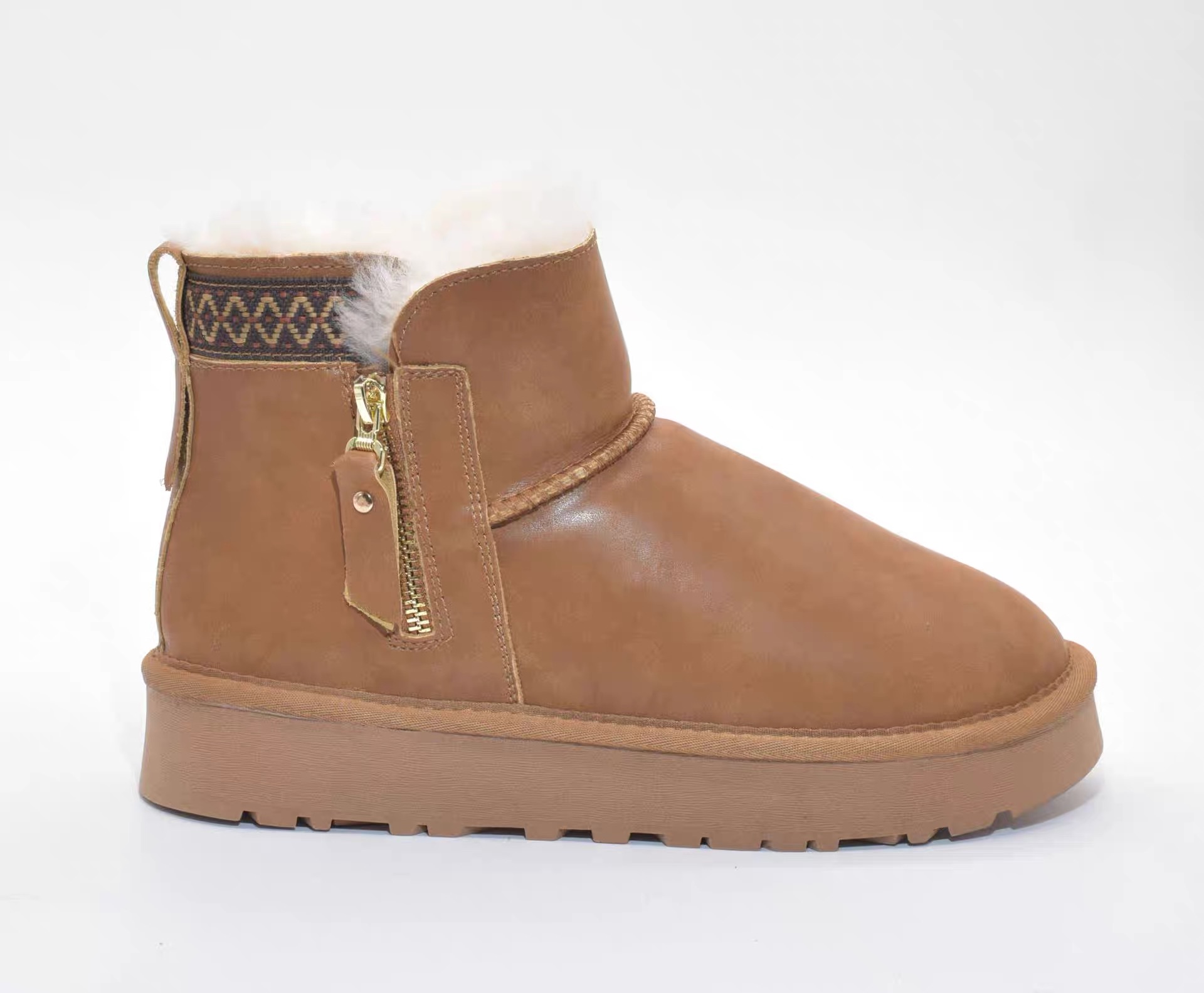 NO:575332,Size chart UGG ethnic style waterproof leather zippered children's shoes. Wool one-piece children's snow boots. Wool lining, non-slip tendon bottom. Zipper design. Easy to put on and take off. Sizes 26-35, snow boots, boots,19860909尺码表 UGG民族风防水皮拉链款童鞋 羊毛一体儿童雪地靴 内里羊毛,防滑牛筋底 拉链设计 易穿脱尺码26–35,雪地靴,boots,,Children's