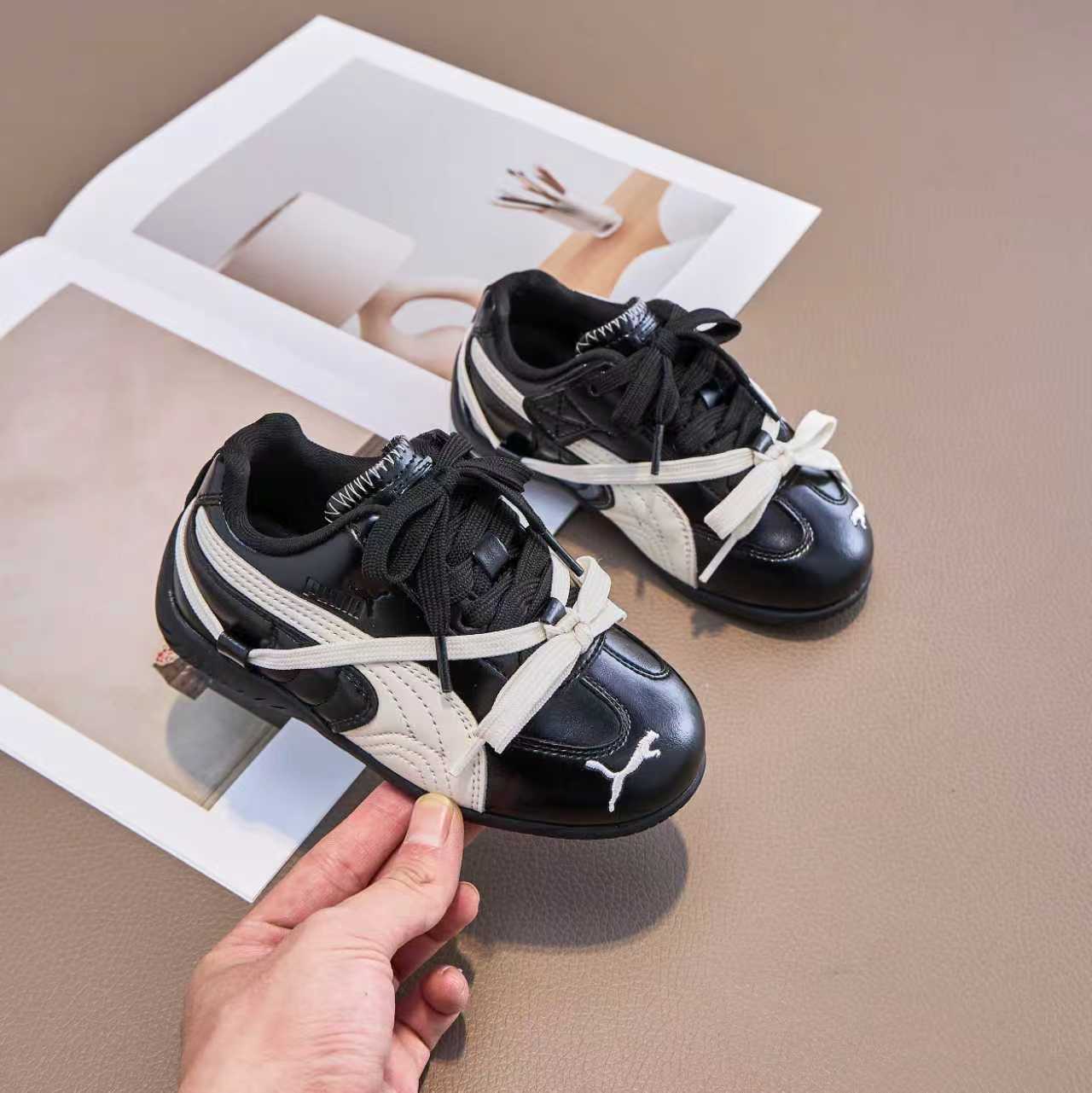 NO:578746,UMA Puma Seedcat ROSE co-branded strap Velcro children's shoes, comfortable and versatile retro casual shoes, racing children's shoes, thin-soled children's shoes, size 26-37 UMA Seedca OG Puma Speed Racing Series low-cut moral training style stitching retro all-match casual sports racing shoes  The shoe model is based on the fireproof racing shoes worn by racers in the 1980s and 1990s. The lines of the shoe body imitate the streamlined silhouette of the racing car and reflect the aerodynamic principle of the structure. The simple and smooth appearance is perfectly integrated with the Formstri Logo that runs through it, and is visually detailed and coordinated. This Seedcat  The OG shoes are back, and the biggest attraction is that they naturally retain the narrow shoe shape and thin sole structure. In the past two years, the soles of various brands have become thicker and thicker, and Seedcat has gone in the opposite direction. The effect of almost no sole on the foot brings a refreshing visual experience. The upper is still made of breathable and soft leather material, and a large area is almost fully wrapped, giving the retro flavor more and more intense. The color matching is the most  The original black and red are brought back to pay tribute to the iconic uniform of the F1 racing team. I believe that what you will notice most is the bold red color, which can instantly light up the overall look when put on your feet, and stand out in the OOTD with sneakers as the core. The other black is a low-key tiger balm, which shows the trendy personality without overpowering the guest. It is also the first choice for those who love simple style., Puma,19860909UMA彪马 Seedcat ROSE联名绑带魔术贴童鞋舒适百搭复古休闲鞋赛车童鞋薄底童鞋 尺码 26-37 UMA Seedca OG 彪马极速赛车系列低帮德训风拼接复古百搭休闲运动赛车鞋 鞋款从80、90年代赛车手所穿的防火赛车鞋为原型,鞋身线条模仿了赛车的流线廓形,体现了空气动力学原理的结构.简约流畅的外观,恰好又和贯穿其中的Formstri Logo融合恰到好处,视觉上细节丰富且协调.本次Seedcat OG鞋款归来,最大看点自然式保留了窄版鞋型以及薄底构造.这两年各品牌鞋底越做越厚,Seedcat反其道而行之,上脚几乎无鞋底的效果带来耳目一新的视觉体验.鞋面依旧是以质感透气柔软皮革材质打造,并且大面积近乎全包裹的使用,复古味道也愈发浓烈.配色上更是将最原始的黑色和红色带回,向F1赛车队的标志性队服致敬.相信让各位一眼种草的更多是出挑的大红色,上脚即可瞬间点亮整体造型,在以球鞋为核心的OOTD中脱颖而出.而另一款黑色则是低调的万金油,彰显新潮个性的同时又不喧宾夺主,也是热爱简约系穿搭朋友的首选.,彪马,,Children's