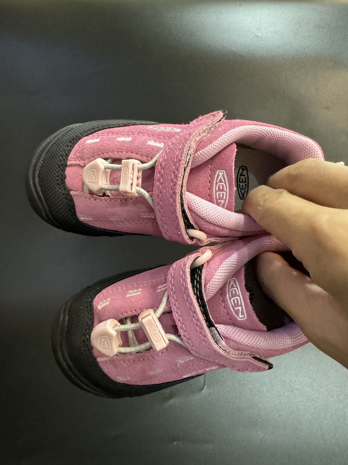 KEEN 新配色户外儿童登山鞋 尺码：24-37码 祖国版YYDS 新配色好好看😍 优质麂皮面料，轻微防水💧 魔术贴➕松紧带设计，穿脱方便✔️ 橡胶耐磨防滑大底，脚感超赞👍🏻-选品中心