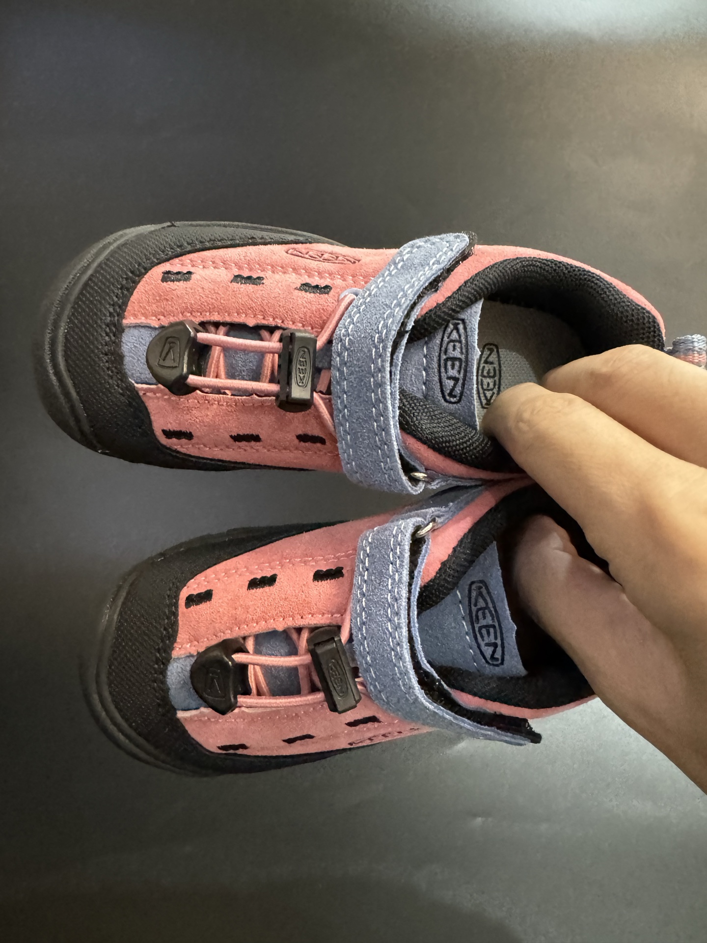 KEEN 新配色户外儿童登山鞋 尺码：24-37码 祖国版YYDS 新配色好好看😍 优质麂皮面料，轻微防水💧 魔术贴➕松紧带设计，穿脱方便✔️ 橡胶耐磨防滑大底，脚感超赞👍🏻-选品中心