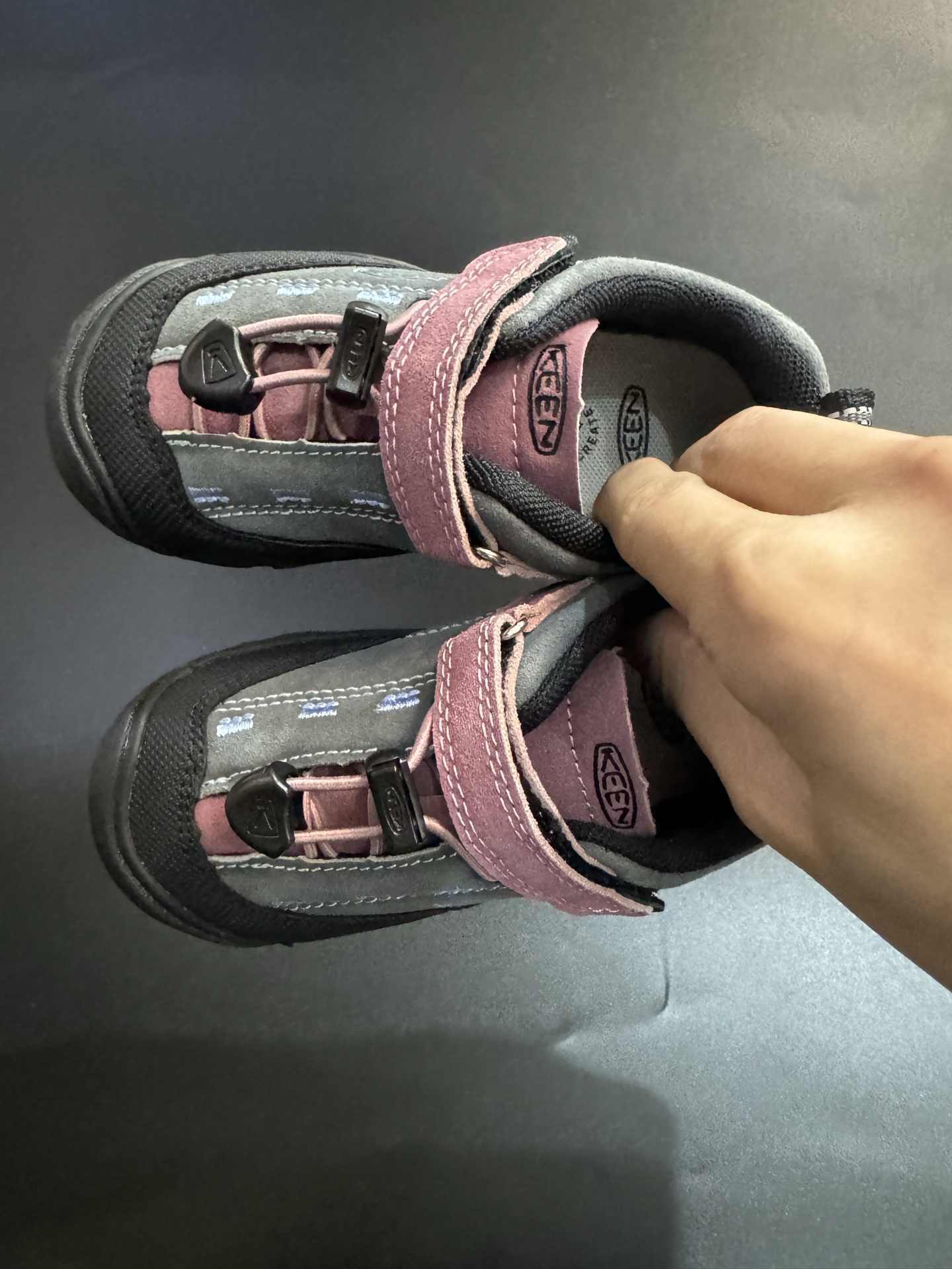 KEEN 新配色户外儿童登山鞋 尺码：24-37码 祖国版YYDS 新配色好好看😍 优质麂皮面料，轻微防水💧 魔术贴➕松紧带设计，穿脱方便✔️ 橡胶耐磨防滑大底，脚感超赞👍🏻-选品中心