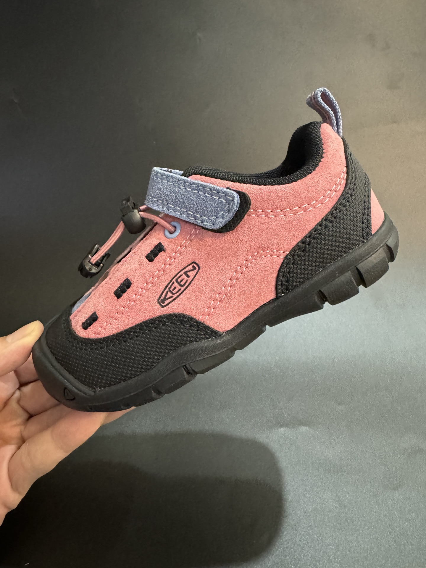 图片[9]-高版本 新配色 KEEN 新配色户外儿童登山鞋 尺码：24-37码 祖国版YYDS 新配色好好看😍 优质麂皮面料，轻微防水💧 魔术贴➕松紧带设计，穿脱方便✔️ 橡胶耐磨防滑大底，脚感超赞👍🏻-选品中心