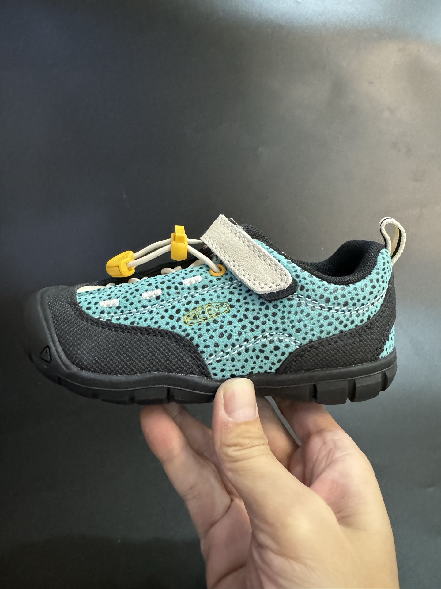 图片[3]-KEEN 喷绘联名款户外儿童登山鞋 尺码：24-37码 新配色好好看😍 优质麂皮面料，轻微防水💧 魔术贴➕松紧带设计，穿脱方便✔️ 橡胶耐磨防滑大底，脚感超赞👍🏻-选品中心