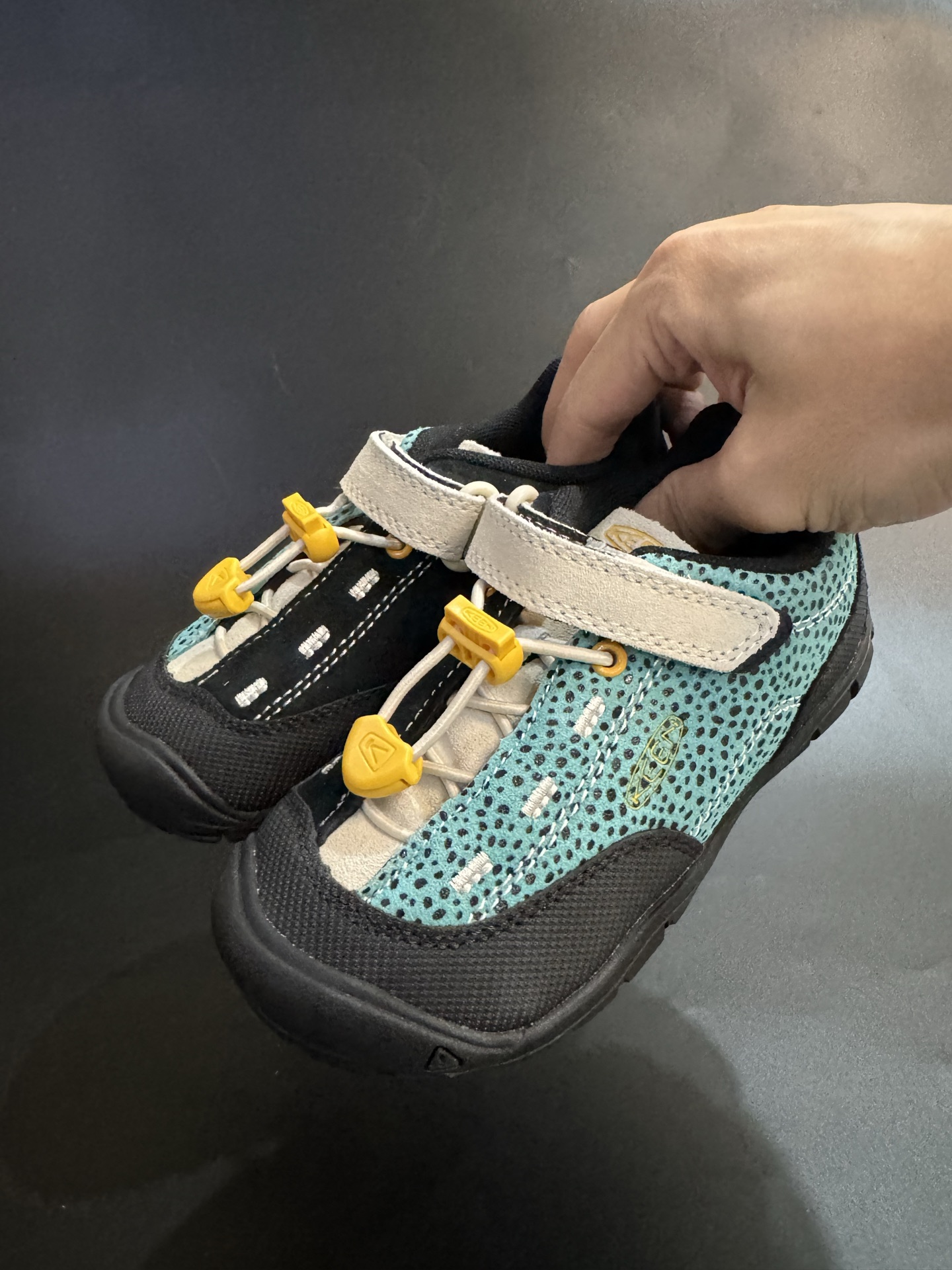 图片[2]-KEEN 喷绘联名款户外儿童登山鞋 尺码：24-37码 新配色好好看😍 优质麂皮面料，轻微防水💧 魔术贴➕松紧带设计，穿脱方便✔️ 橡胶耐磨防滑大底，脚感超赞👍🏻-选品中心