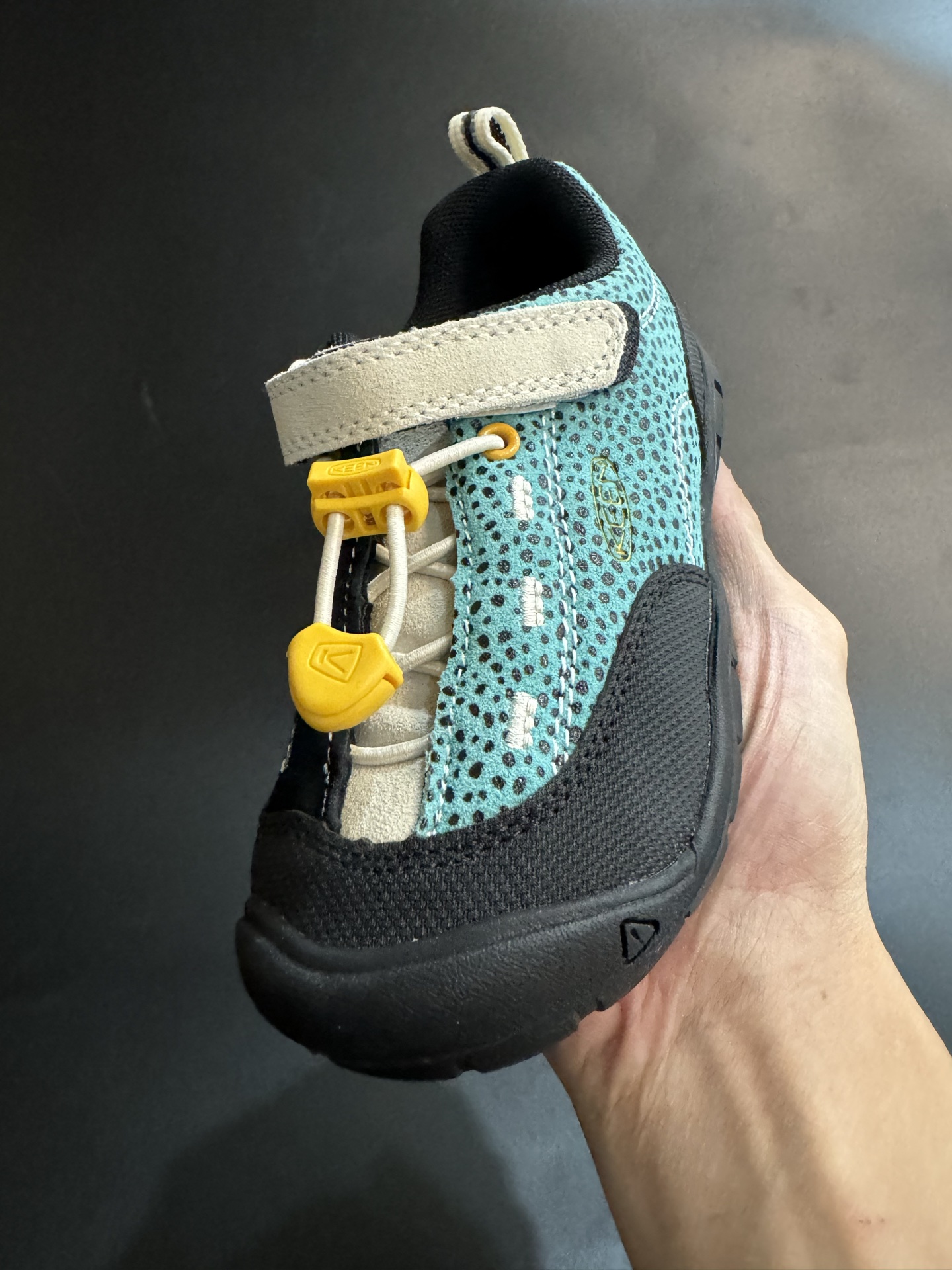 图片[4]-KEEN 喷绘联名款户外儿童登山鞋 尺码：24-37码 新配色好好看😍 优质麂皮面料，轻微防水💧 魔术贴➕松紧带设计，穿脱方便✔️ 橡胶耐磨防滑大底，脚感超赞👍🏻-选品中心