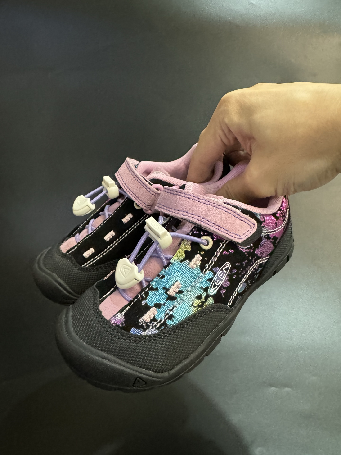 图片[2]-KEEN 喷绘联名款户外儿童登山鞋 尺码：24-37码 新配色好好看😍 优质麂皮面料，轻微防水💧 魔术贴➕松紧带设计，穿脱方便✔️ 橡胶耐磨防滑大底，脚感超赞👍🏻-选品中心