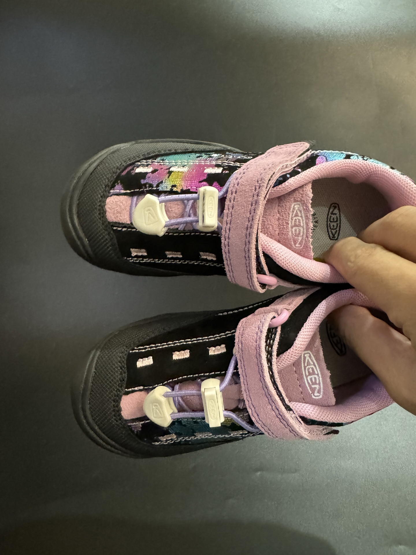 KEEN 喷绘联名款户外儿童登山鞋 尺码：24-37码 新配色好好看😍 优质麂皮面料，轻微防水💧 魔术贴➕松紧带设计，穿脱方便✔️ 橡胶耐磨防滑大底，脚感超赞👍🏻-选品中心