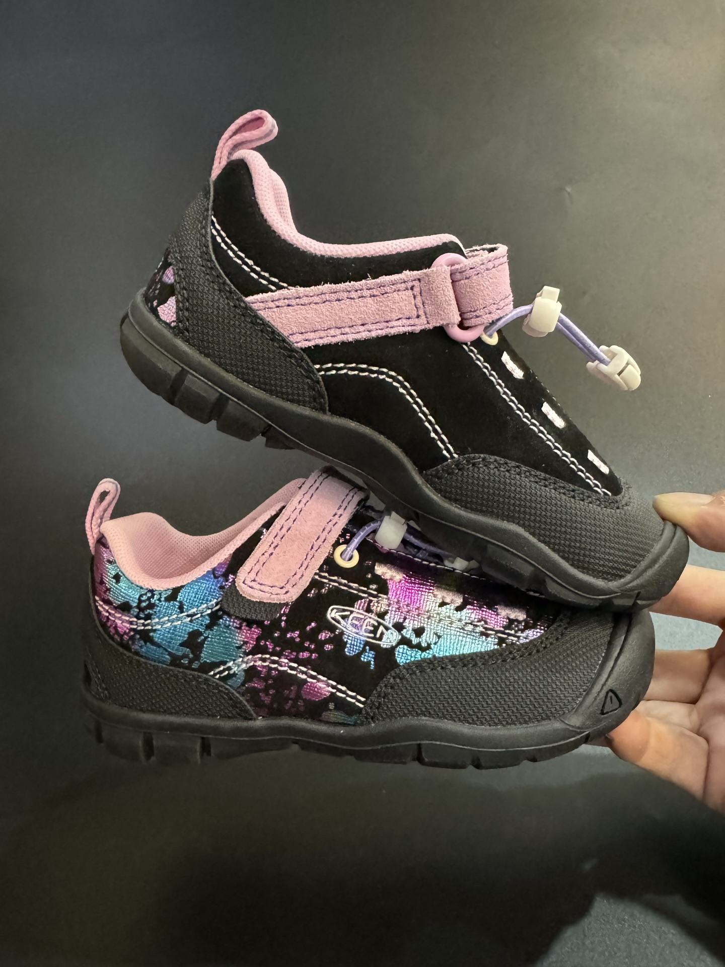 图片[8]-KEEN 喷绘联名款户外儿童登山鞋 尺码：24-37码 新配色好好看😍 优质麂皮面料，轻微防水💧 魔术贴➕松紧带设计，穿脱方便✔️ 橡胶耐磨防滑大底，脚感超赞👍🏻-选品中心