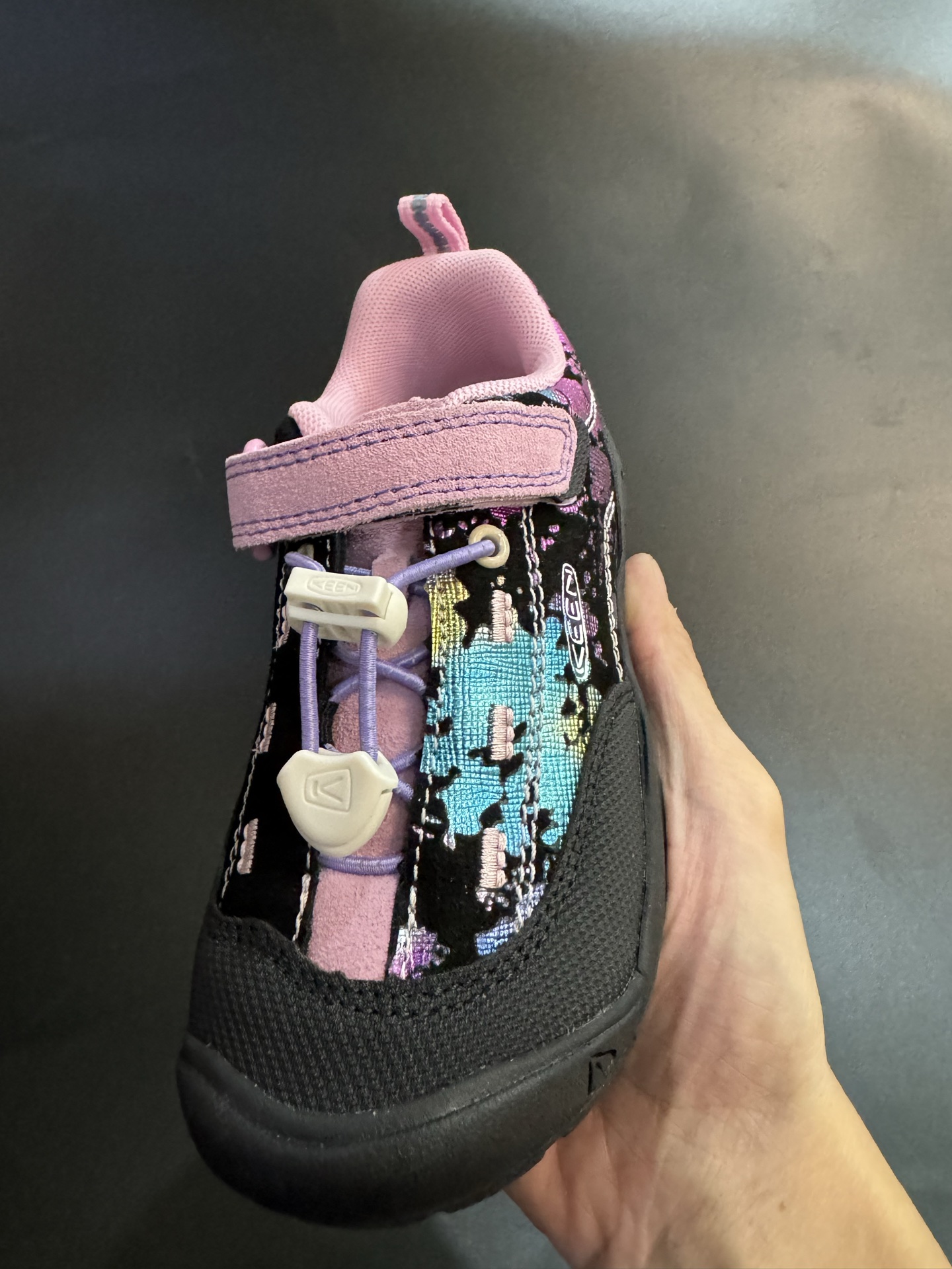 图片[4]-KEEN 喷绘联名款户外儿童登山鞋 尺码：24-37码 新配色好好看😍 优质麂皮面料，轻微防水💧 魔术贴➕松紧带设计，穿脱方便✔️ 橡胶耐磨防滑大底，脚感超赞👍🏻-选品中心