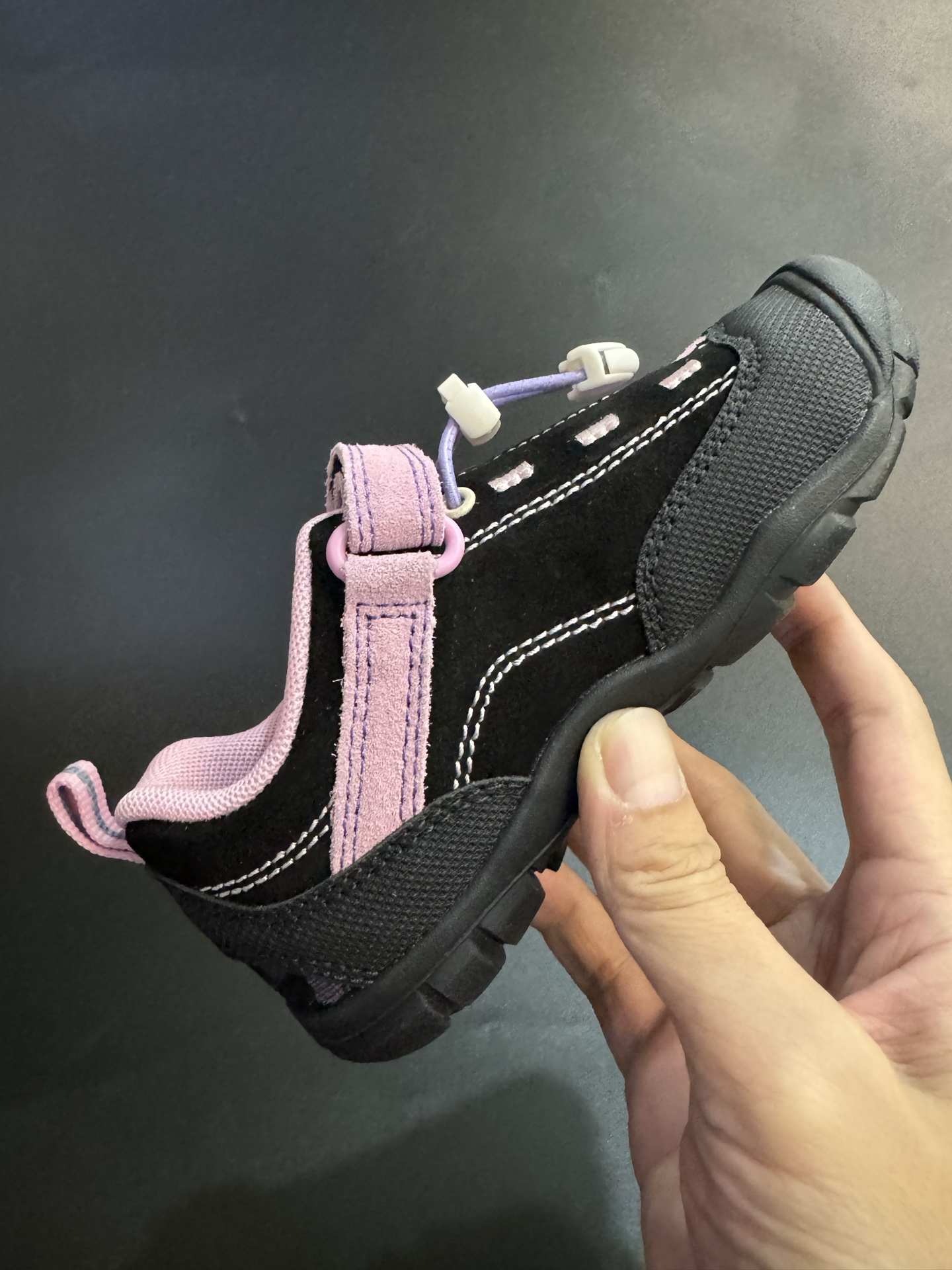 图片[7]-KEEN 喷绘联名款户外儿童登山鞋 尺码：24-37码 新配色好好看😍 优质麂皮面料，轻微防水💧 魔术贴➕松紧带设计，穿脱方便✔️ 橡胶耐磨防滑大底，脚感超赞👍🏻-选品中心