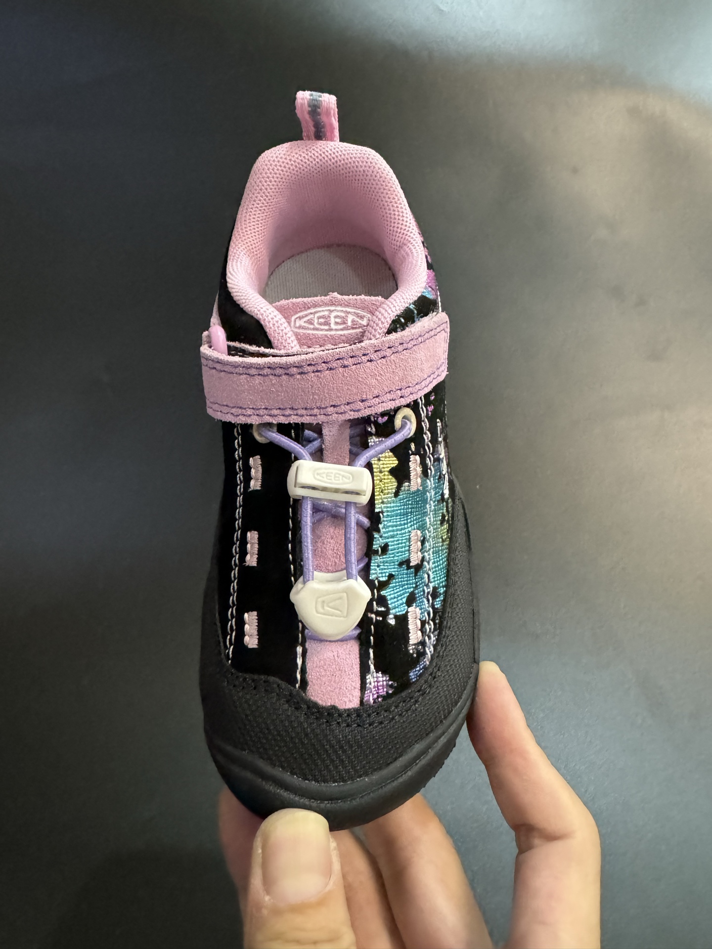图片[6]-KEEN 喷绘联名款户外儿童登山鞋 尺码：24-37码 新配色好好看😍 优质麂皮面料，轻微防水💧 魔术贴➕松紧带设计，穿脱方便✔️ 橡胶耐磨防滑大底，脚感超赞👍🏻-选品中心