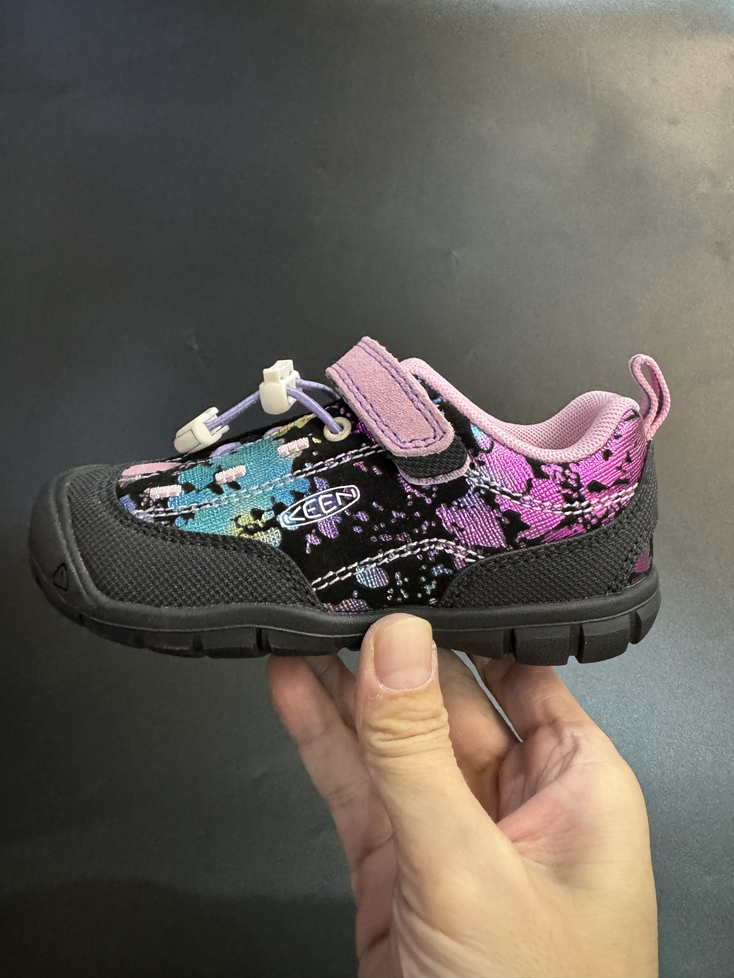 图片[3]-KEEN 喷绘联名款户外儿童登山鞋 尺码：24-37码 新配色好好看😍 优质麂皮面料，轻微防水💧 魔术贴➕松紧带设计，穿脱方便✔️ 橡胶耐磨防滑大底，脚感超赞👍🏻-选品中心
