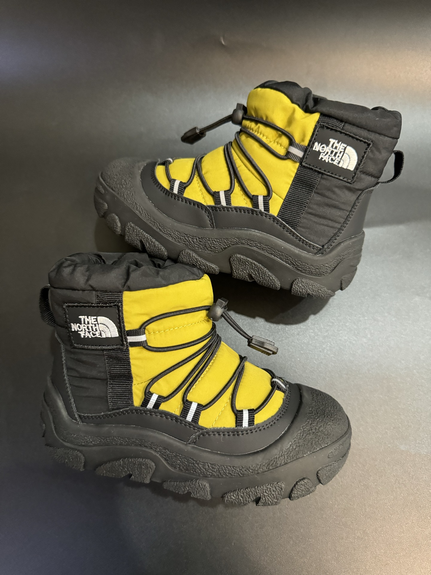 图片[8]-北面羽绒面料皮毛一体防风防水儿童雪地靴加厚防滑保暖大棉鞋户外儿童雪地靴 尺码：26-37码 采用防水布面料 保暖又舒适☁️ 松紧扣设计，穿脱简便 橡胶耐磨防滑大底，脚感不言而喻✔️ 👍真的洋气到爆❕极简舒适，软软绵绵蓄热御寒，保暖又可爱。一个精致的小宝贝，满满的慵懒感在寒冷的冬天让人眼前一亮-选品中心