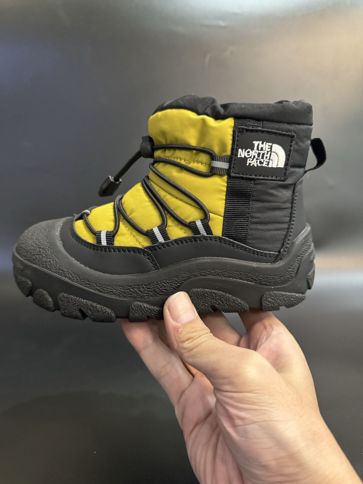 图片[2]-北面羽绒面料皮毛一体防风防水儿童雪地靴加厚防滑保暖大棉鞋户外儿童雪地靴 尺码：26-37码 采用防水布面料 保暖又舒适☁️ 松紧扣设计，穿脱简便 橡胶耐磨防滑大底，脚感不言而喻✔️ 👍真的洋气到爆❕极简舒适，软软绵绵蓄热御寒，保暖又可爱。一个精致的小宝贝，满满的慵懒感在寒冷的冬天让人眼前一亮-选品中心