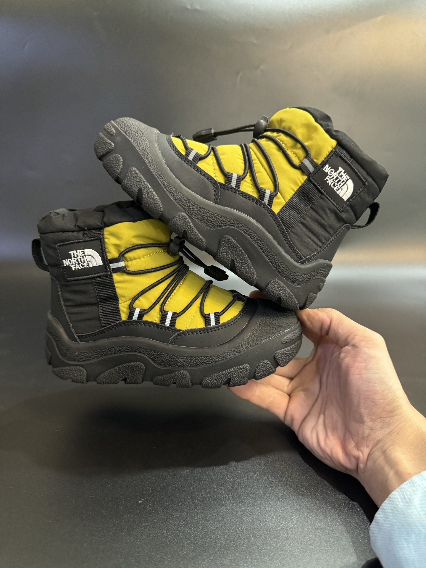 图片[9]-北面羽绒面料皮毛一体防风防水儿童雪地靴加厚防滑保暖大棉鞋户外儿童雪地靴 尺码：26-37码 采用防水布面料 保暖又舒适☁️ 松紧扣设计，穿脱简便 橡胶耐磨防滑大底，脚感不言而喻✔️ 👍真的洋气到爆❕极简舒适，软软绵绵蓄热御寒，保暖又可爱。一个精致的小宝贝，满满的慵懒感在寒冷的冬天让人眼前一亮-选品中心