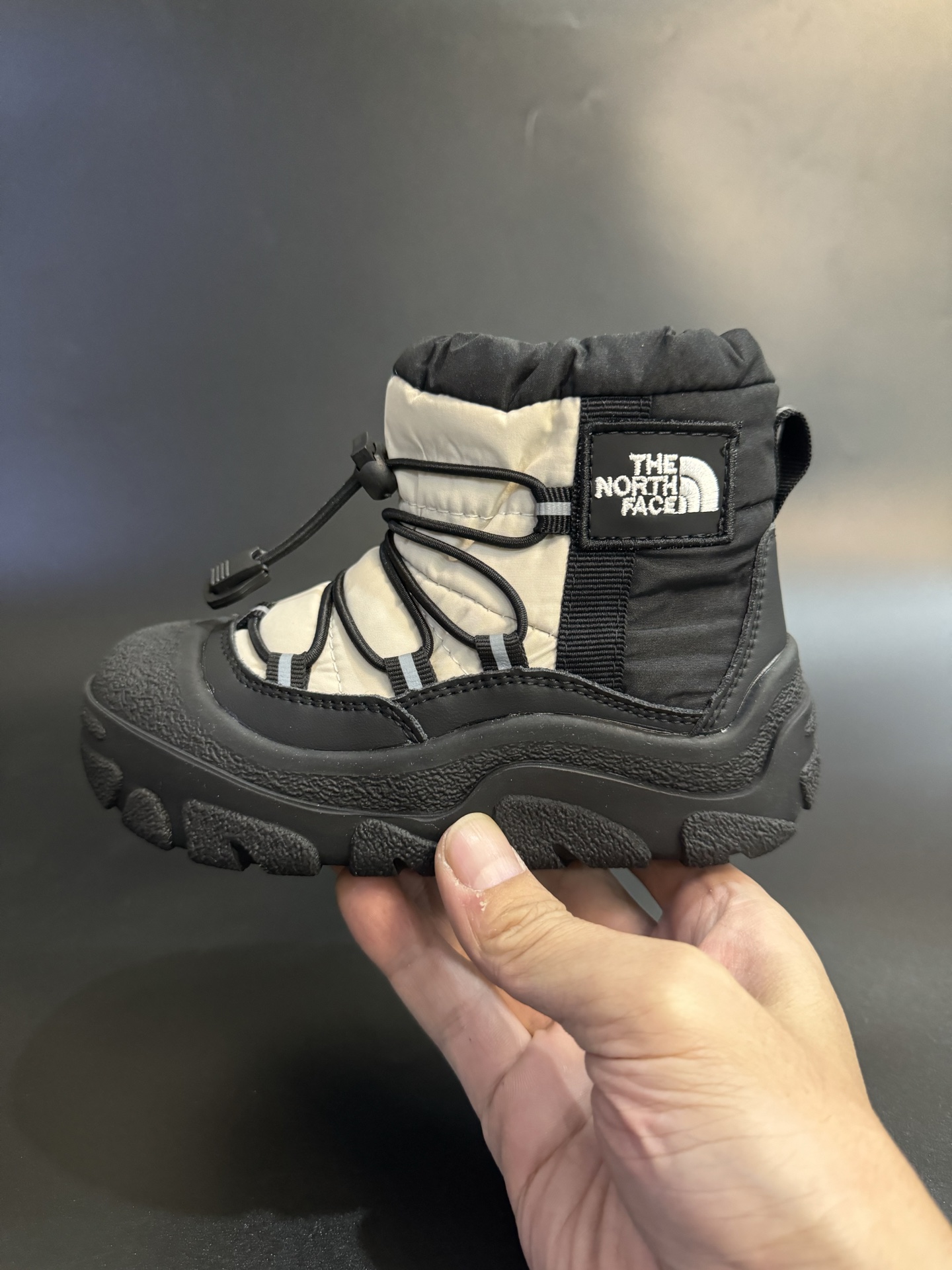 图片[2]-北面羽绒面料皮毛一体防风防水儿童雪地靴加厚防滑保暖大棉鞋户外儿童雪地靴 尺码：26-37码 采用防水布面料 保暖又舒适☁️ 松紧扣设计，穿脱简便 橡胶耐磨防滑大底，脚感不言而喻✔️ 👍真的洋气到爆❕极简舒适，软软绵绵蓄热御寒，保暖又可爱。一个精致的小宝贝，满满的慵懒感在寒冷的冬天让人眼前一亮 .-选品中心