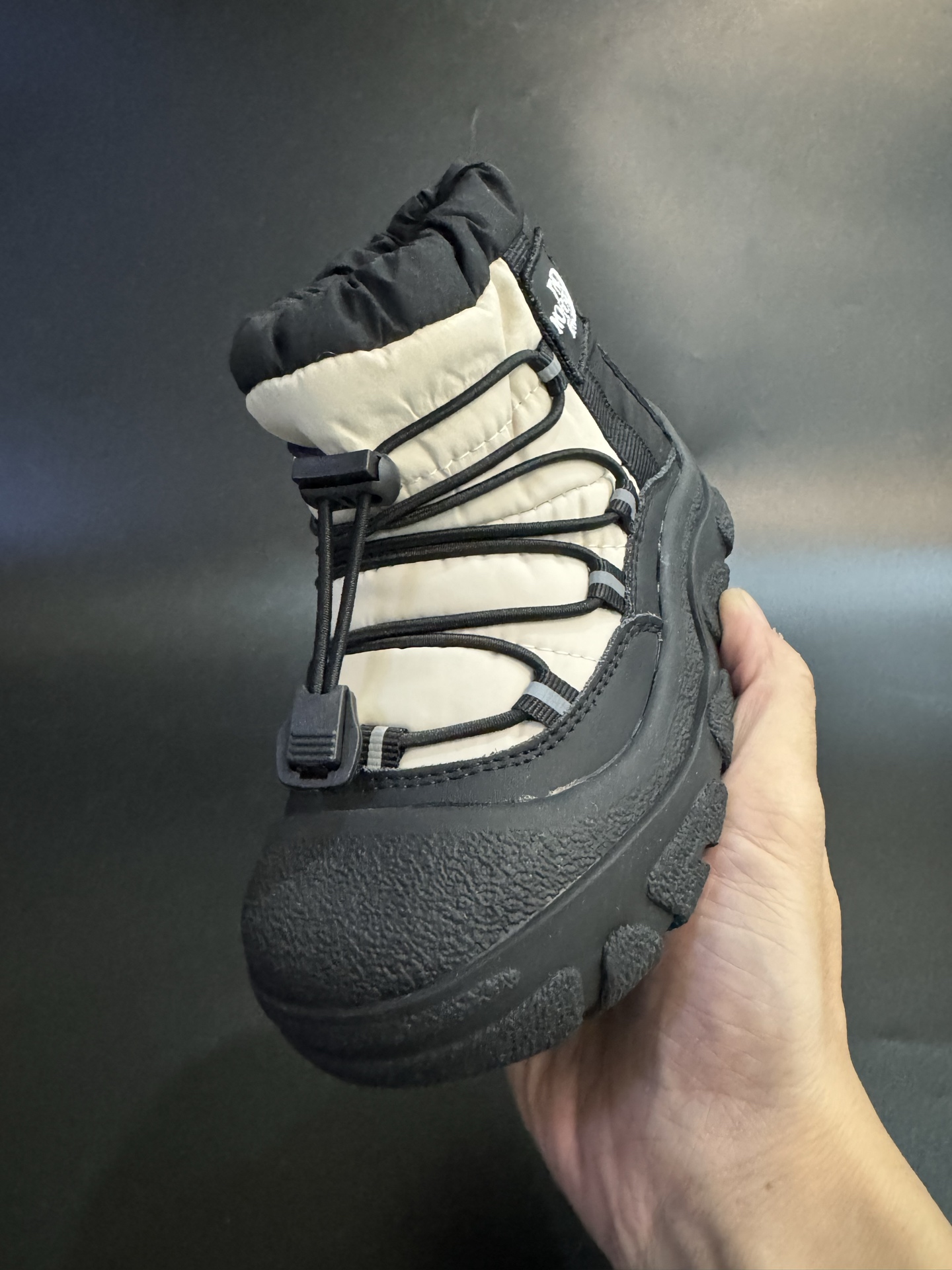 图片[3]-北面羽绒面料皮毛一体防风防水儿童雪地靴加厚防滑保暖大棉鞋户外儿童雪地靴 尺码：26-37码 采用防水布面料 保暖又舒适☁️ 松紧扣设计，穿脱简便 橡胶耐磨防滑大底，脚感不言而喻✔️ 👍真的洋气到爆❕极简舒适，软软绵绵蓄热御寒，保暖又可爱。一个精致的小宝贝，满满的慵懒感在寒冷的冬天让人眼前一亮 .-选品中心