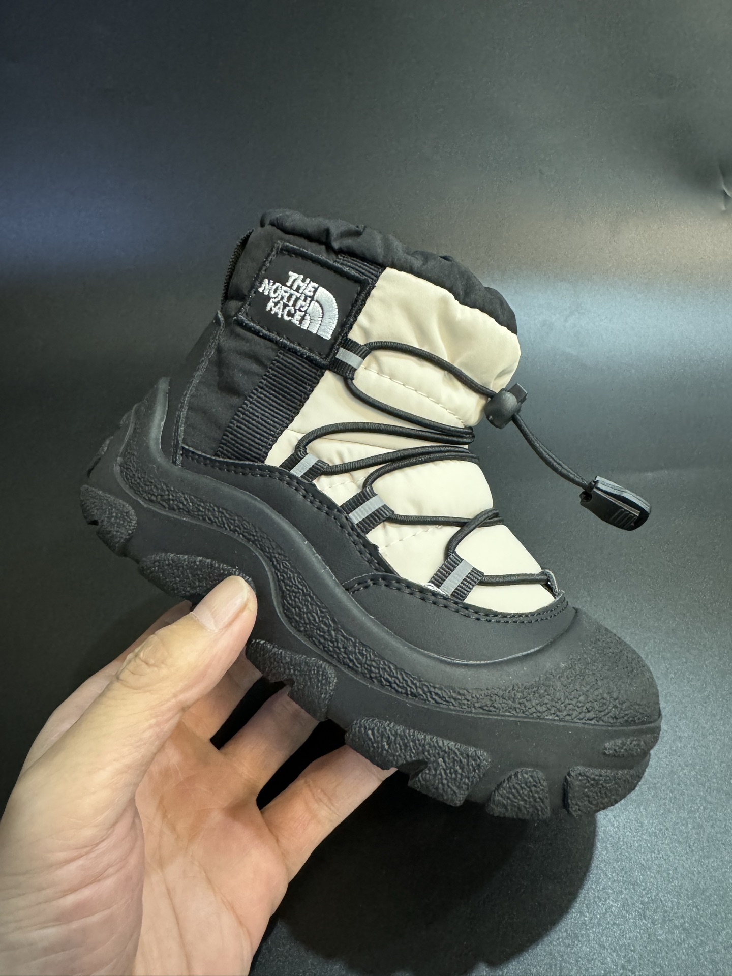 北面羽绒面料皮毛一体防风防水儿童雪地靴加厚防滑保暖大棉鞋户外儿童雪地靴 尺码：26-37码 采用防水布面料 保暖又舒适☁️ 松紧扣设计，穿脱简便 橡胶耐磨防滑大底，脚感不言而喻✔️ 👍真的洋气到爆❕极简舒适，软软绵绵蓄热御寒，保暖又可爱。一个精致的小宝贝，满满的慵懒感在寒冷的冬天让人眼前一亮 .-选品中心