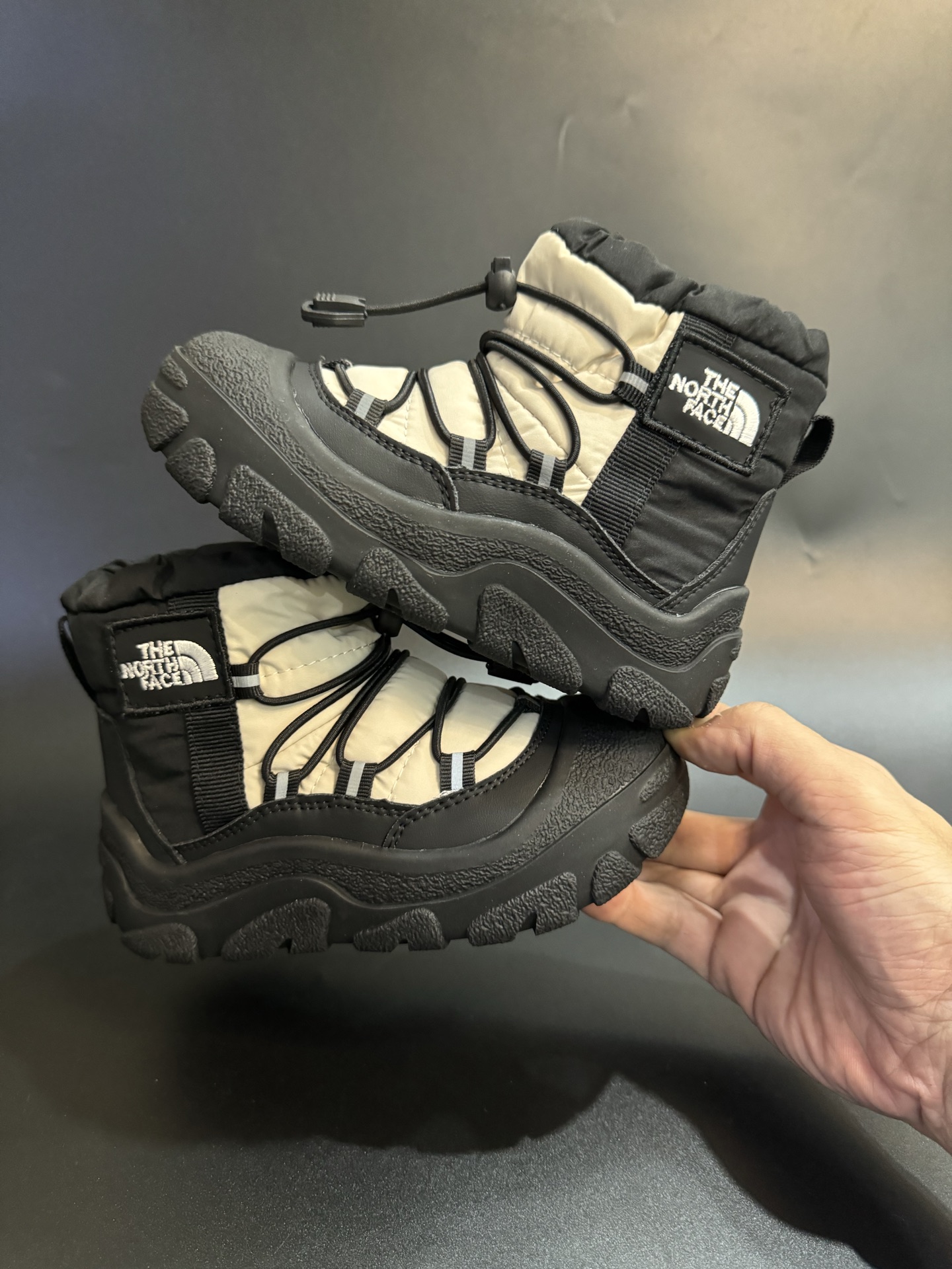 图片[9]-北面羽绒面料皮毛一体防风防水儿童雪地靴加厚防滑保暖大棉鞋户外儿童雪地靴 尺码：26-37码 采用防水布面料 保暖又舒适☁️ 松紧扣设计，穿脱简便 橡胶耐磨防滑大底，脚感不言而喻✔️ 👍真的洋气到爆❕极简舒适，软软绵绵蓄热御寒，保暖又可爱。一个精致的小宝贝，满满的慵懒感在寒冷的冬天让人眼前一亮 .-选品中心