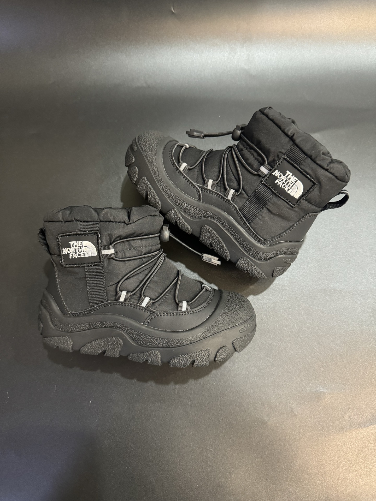 图片[7]-北面羽绒面料皮毛一体防风防水儿童雪地靴加厚防滑保暖大棉鞋户外儿童雪地靴 尺码：26-37码 采用防水布面料 保暖又舒适☁️ 松紧扣设计，穿脱简便 橡胶耐磨防滑大底，脚感不言而喻✔️ 👍真的洋气到爆❕极简舒适，软软绵绵蓄热御寒，保暖又可爱。一个精致的小宝贝，满满的慵懒感在寒冷的冬天让人眼前一亮-选品中心