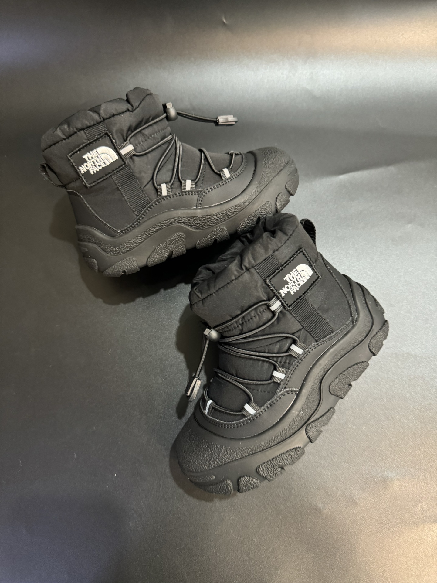 图片[8]-北面羽绒面料皮毛一体防风防水儿童雪地靴加厚防滑保暖大棉鞋户外儿童雪地靴 尺码：26-37码 采用防水布面料 保暖又舒适☁️ 松紧扣设计，穿脱简便 橡胶耐磨防滑大底，脚感不言而喻✔️ 👍真的洋气到爆❕极简舒适，软软绵绵蓄热御寒，保暖又可爱。一个精致的小宝贝，满满的慵懒感在寒冷的冬天让人眼前一亮-选品中心