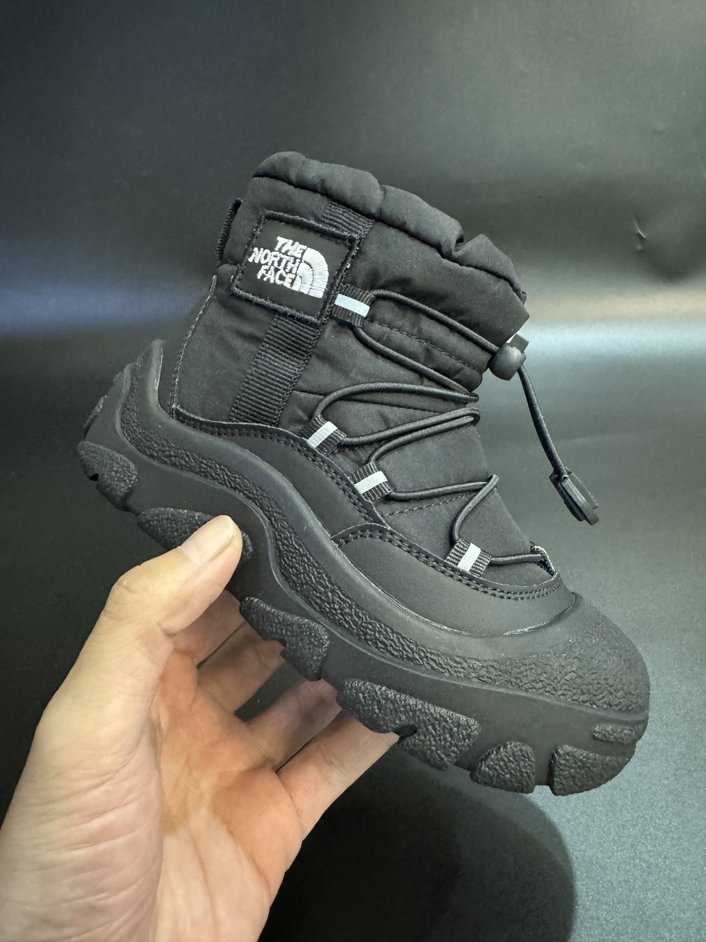 NO:579182,North Face Down Fabric Fur Integrated Windproof and Waterproof Children's Snow Boots Thickened Non-Slip Warm Large Cotton Shoes Outdoor Children's Snow Boots Size 26-37 Made of waterproof fabric, warm and comfortable Elastic buckle design, easy to put on and take off Rubber wear-resistant and non-slip outsole, the foot feel is self-evident  It's really fashionable, minimalist and comfortable, soft and soft to store heat, warm and cute. A delicate little baby, full of laziness that makes people shine in the cold winter, snow boots, The North Face, boots, down jacket,19860909北面羽绒面料皮毛一体防风防水儿童雪地靴加厚防滑保暖大棉鞋户外儿童雪地靴 SIZE26-37码 采用防水布面料 保暖又舒适 松紧扣设计,穿脱简便 橡胶耐磨防滑大底,脚感不言而喻 真的洋气到爆极简舒适,软软绵绵蓄热御寒,保暖又可爱.一个精致的小宝贝,满满的慵懒感在寒冷的冬天让人眼前一亮,雪地靴,The North Face,boots,down jacket,,Children's