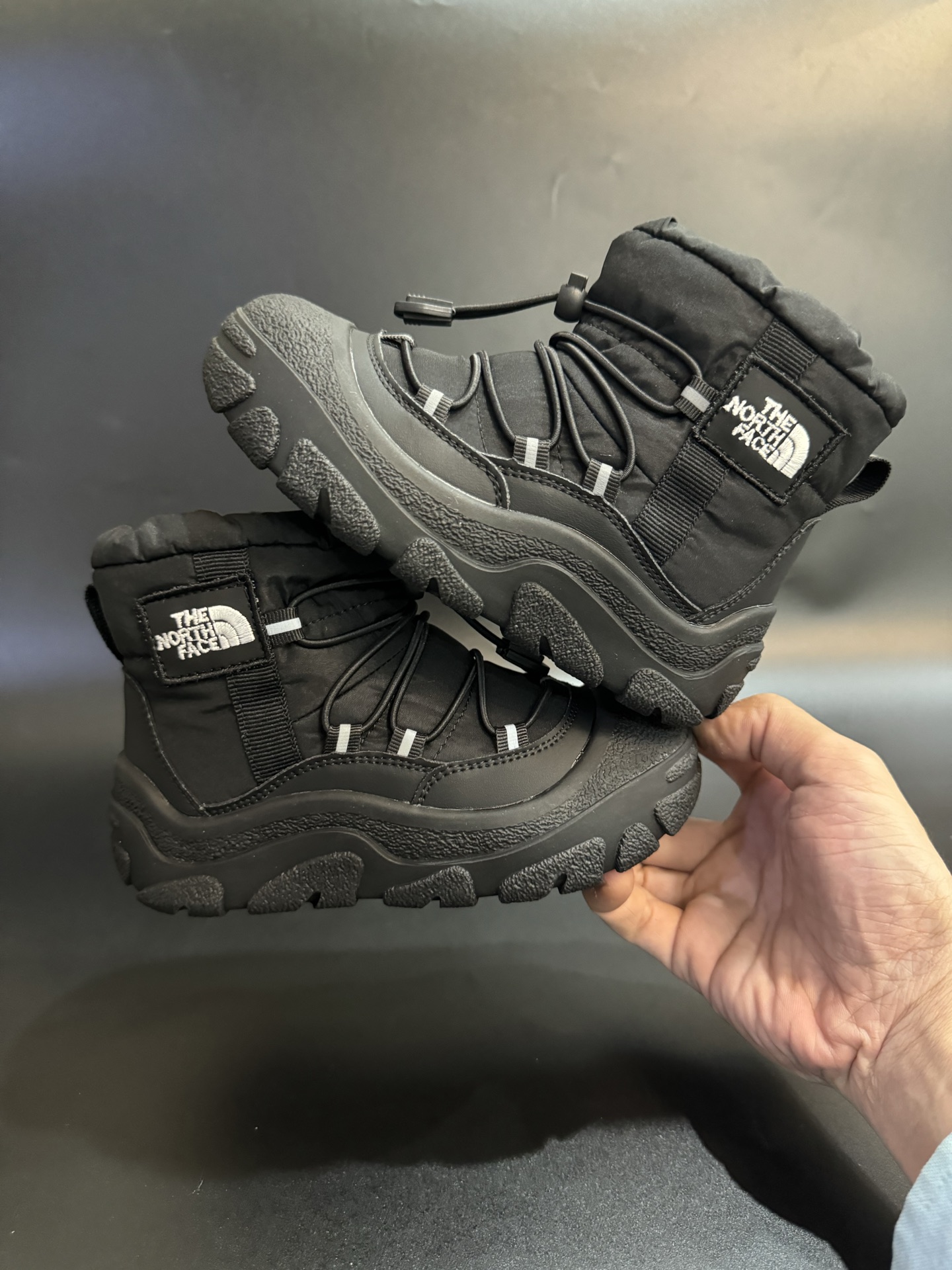 图片[9]-北面羽绒面料皮毛一体防风防水儿童雪地靴加厚防滑保暖大棉鞋户外儿童雪地靴 尺码：26-37码 采用防水布面料 保暖又舒适☁️ 松紧扣设计，穿脱简便 橡胶耐磨防滑大底，脚感不言而喻✔️ 👍真的洋气到爆❕极简舒适，软软绵绵蓄热御寒，保暖又可爱。一个精致的小宝贝，满满的慵懒感在寒冷的冬天让人眼前一亮-选品中心