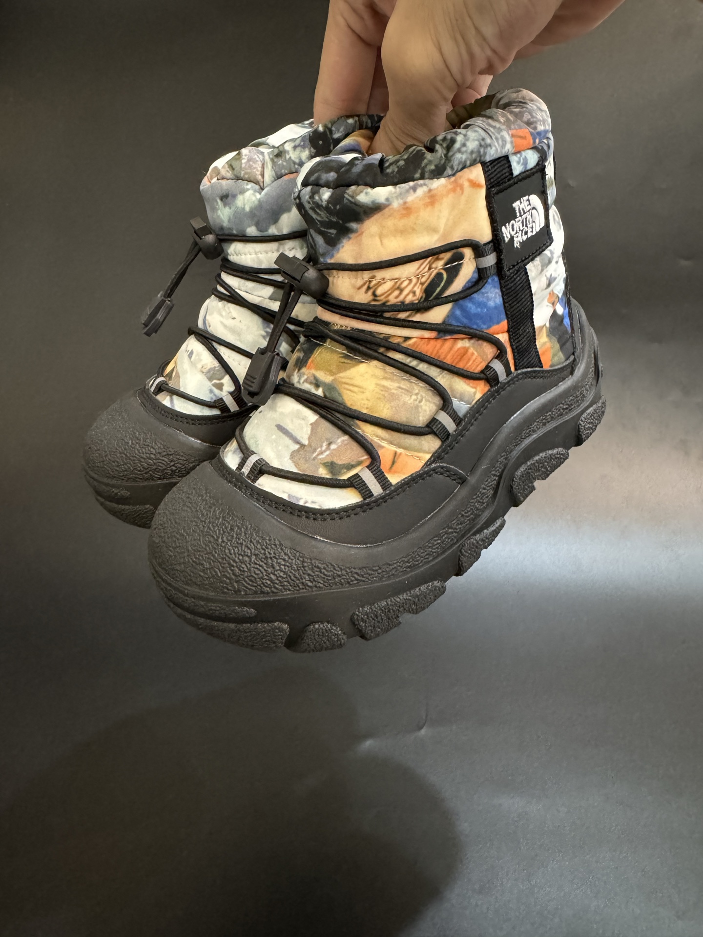 图片[8]-新色出货 北面羽绒面料皮毛一体防风防水儿童雪地靴加厚防滑保暖大棉鞋户外儿童雪地靴 尺码：26-37码 采用防水布面料 保暖又舒适☁️ 松紧扣设计，穿脱简便 橡胶耐磨防滑大底，脚感不言而喻✔️ 👍真的洋气到爆❕极简舒适，软软绵绵蓄热御寒，保暖又可爱。一个精致的小宝贝，满满的慵懒感在寒冷的冬天让人眼前一亮 .-选品中心