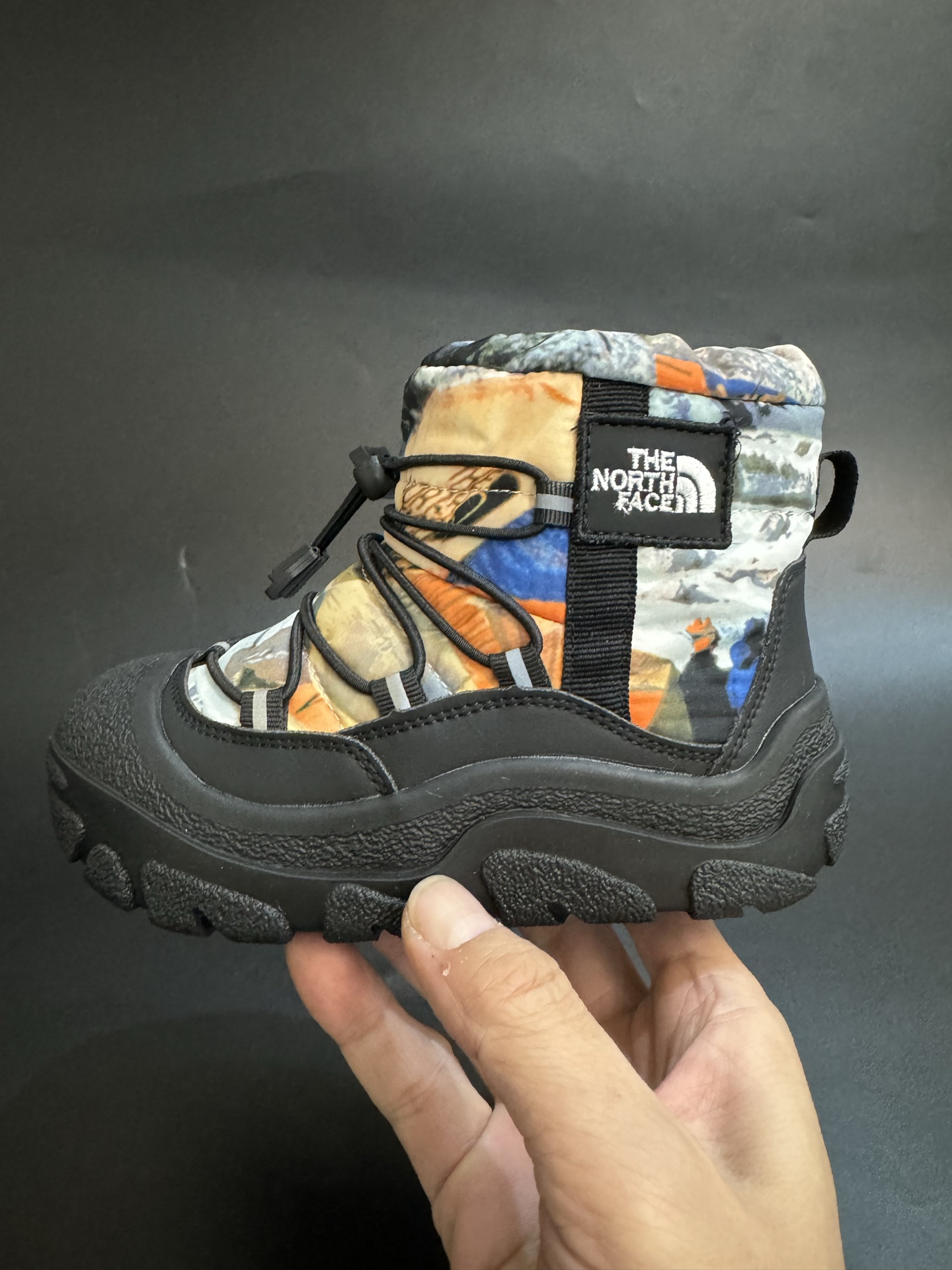 图片[2]-新色出货 北面羽绒面料皮毛一体防风防水儿童雪地靴加厚防滑保暖大棉鞋户外儿童雪地靴 尺码：26-37码 采用防水布面料 保暖又舒适☁️ 松紧扣设计，穿脱简便 橡胶耐磨防滑大底，脚感不言而喻✔️ 👍真的洋气到爆❕极简舒适，软软绵绵蓄热御寒，保暖又可爱。一个精致的小宝贝，满满的慵懒感在寒冷的冬天让人眼前一亮 .-选品中心