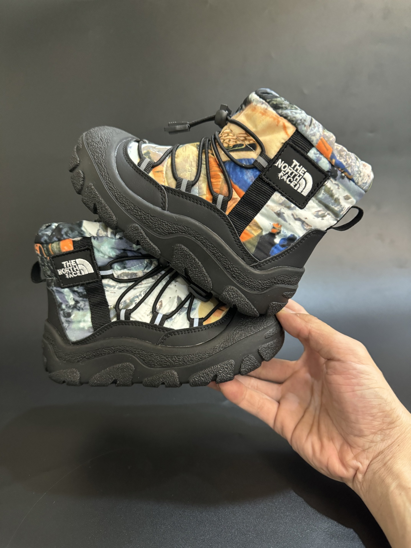 图片[9]-新色出货 北面羽绒面料皮毛一体防风防水儿童雪地靴加厚防滑保暖大棉鞋户外儿童雪地靴 尺码：26-37码 采用防水布面料 保暖又舒适☁️ 松紧扣设计，穿脱简便 橡胶耐磨防滑大底，脚感不言而喻✔️ 👍真的洋气到爆❕极简舒适，软软绵绵蓄热御寒，保暖又可爱。一个精致的小宝贝，满满的慵懒感在寒冷的冬天让人眼前一亮 .-选品中心