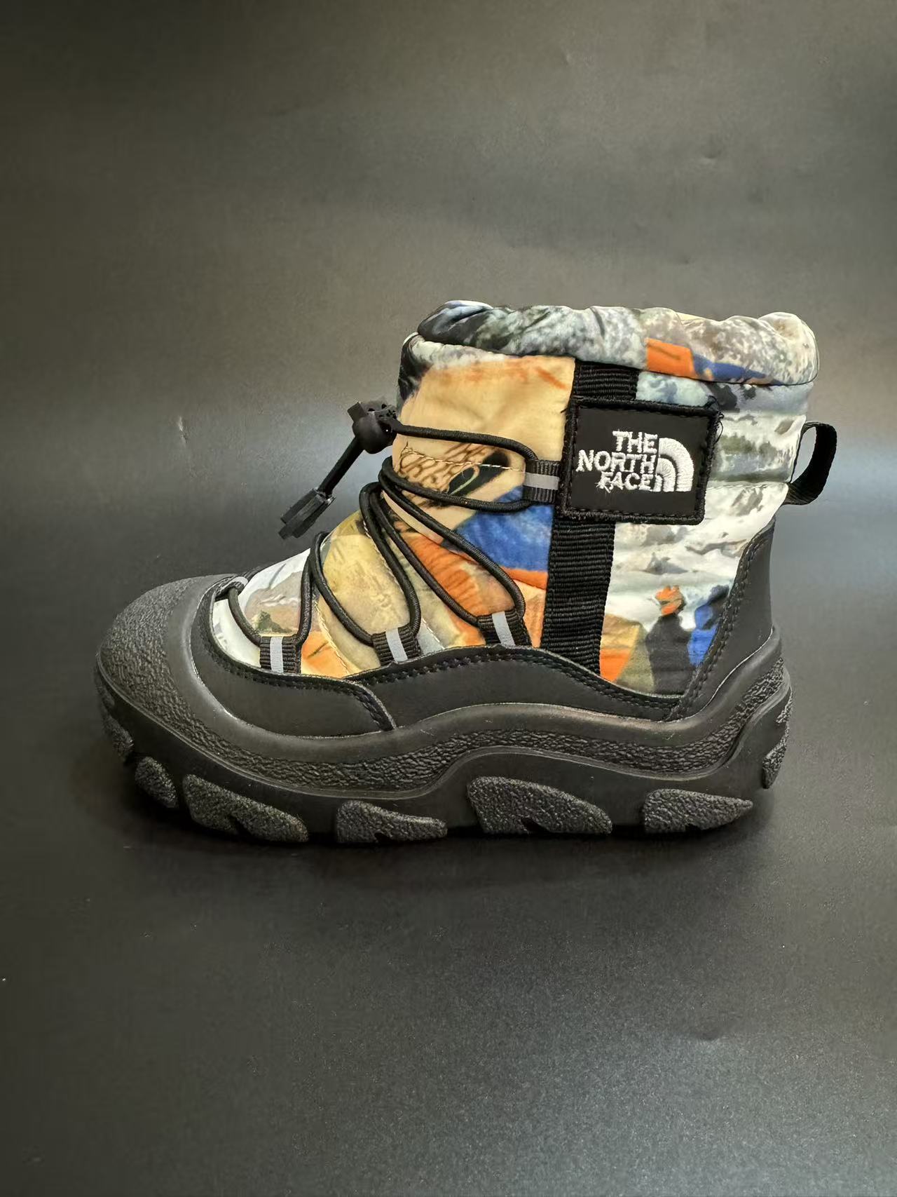 NO:583743,New colors shipped. North Face down fabric and fur integrated windproof and waterproof children's snow boots. Thickened non-slip warm large cotton shoes. Outdoor children's snow boots SIZE26-37. Made of waterproof fabric. Warm and comfortable. Elastic buckle design, easy to put on and take off. Rubber wear-resistant and non-slip outsole, the foot feeling is self-evident.  It’s really fashionable, minimalist and comfortable, soft and soft to store heat against the cold, warm and cute. A delicate little baby, full of laziness that makes people shine in the cold winter., snow boots, The North Face, boots, down jacket,19860909新色出货 北面羽绒面料皮毛一体防风防水儿童雪地靴加厚防滑保暖大棉鞋户外儿童雪地靴 SIZE26-37码 采用防水布面料 保暖又舒适 松紧扣设计,穿脱简便 橡胶耐磨防滑大底,脚感不言而喻 真的洋气到爆极简舒适,软软绵绵蓄热御寒,保暖又可爱.一个精致的小宝贝,满满的慵懒感在寒冷的冬天让人眼前一亮 .,雪地靴,The North Face,boots,down jacket,,Children's