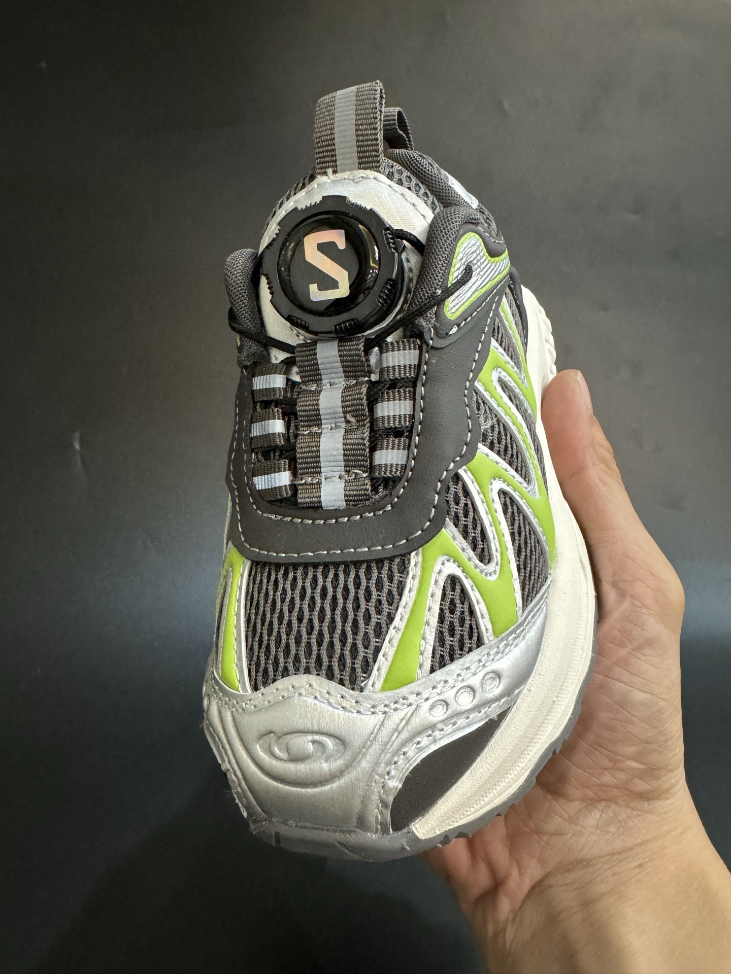 图片[4]-萨络蒙XT-WHISPER旋钮扣童鞋 白敬亭同款网红款儿童休闲户外越野机能运动跑步鞋尺码：26-37码。 经典萨洛蒙系列🔥 精致锁扣设计，穿脱方便✌🏻 优质面料拼接☁️质感满满💯 橡胶耐磨防滑大底，脚感不言而喻✔️-选品中心