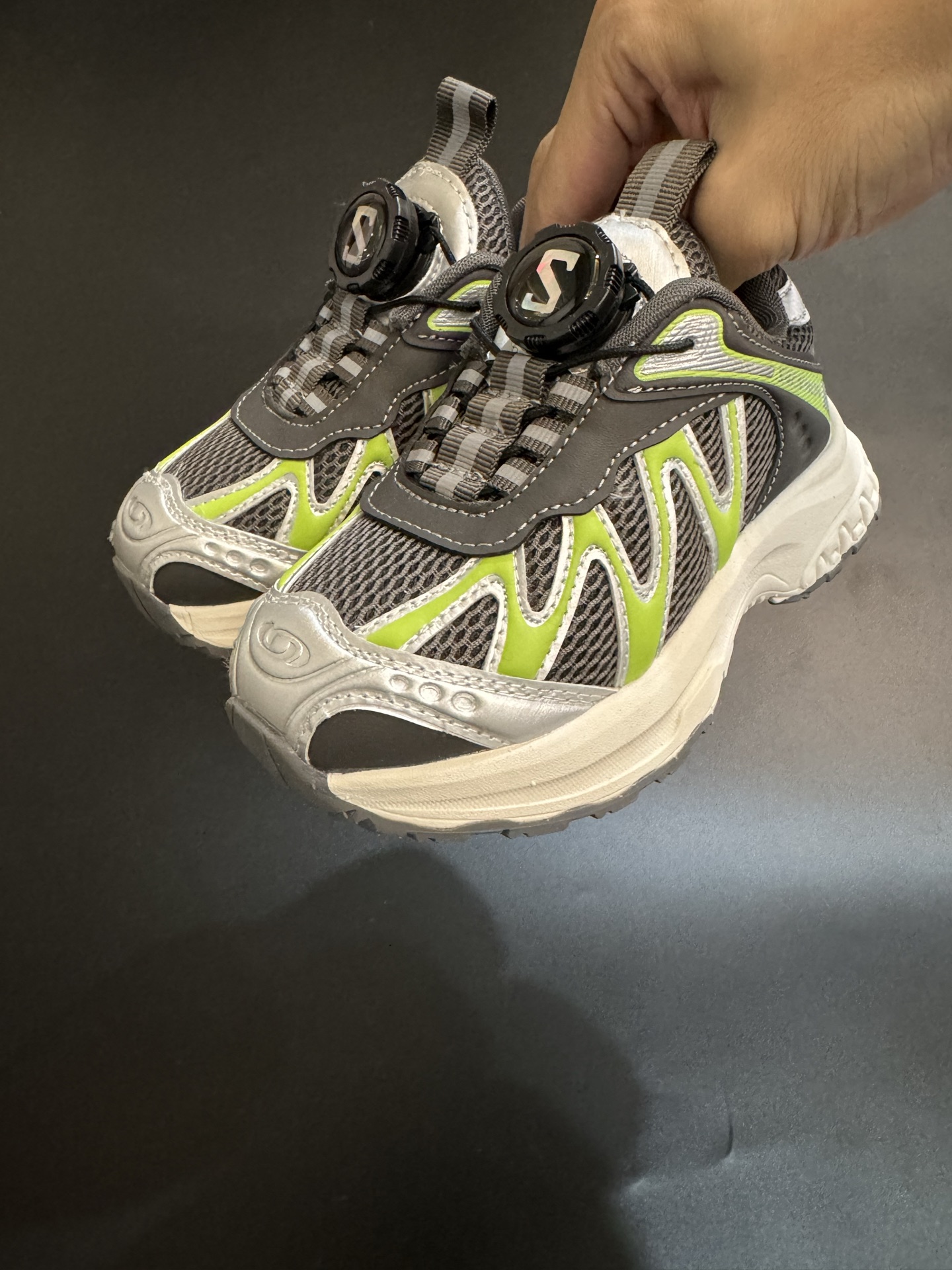 图片[2]-萨络蒙XT-WHISPER旋钮扣童鞋 白敬亭同款网红款儿童休闲户外越野机能运动跑步鞋尺码：26-37码。 经典萨洛蒙系列🔥 精致锁扣设计，穿脱方便✌🏻 优质面料拼接☁️质感满满💯 橡胶耐磨防滑大底，脚感不言而喻✔️-选品中心