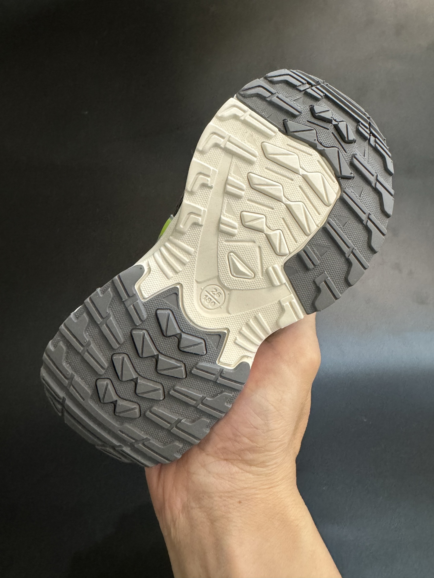 图片[8]-萨络蒙XT-WHISPER旋钮扣童鞋 白敬亭同款网红款儿童休闲户外越野机能运动跑步鞋尺码：26-37码。 经典萨洛蒙系列🔥 精致锁扣设计，穿脱方便✌🏻 优质面料拼接☁️质感满满💯 橡胶耐磨防滑大底，脚感不言而喻✔️-选品中心