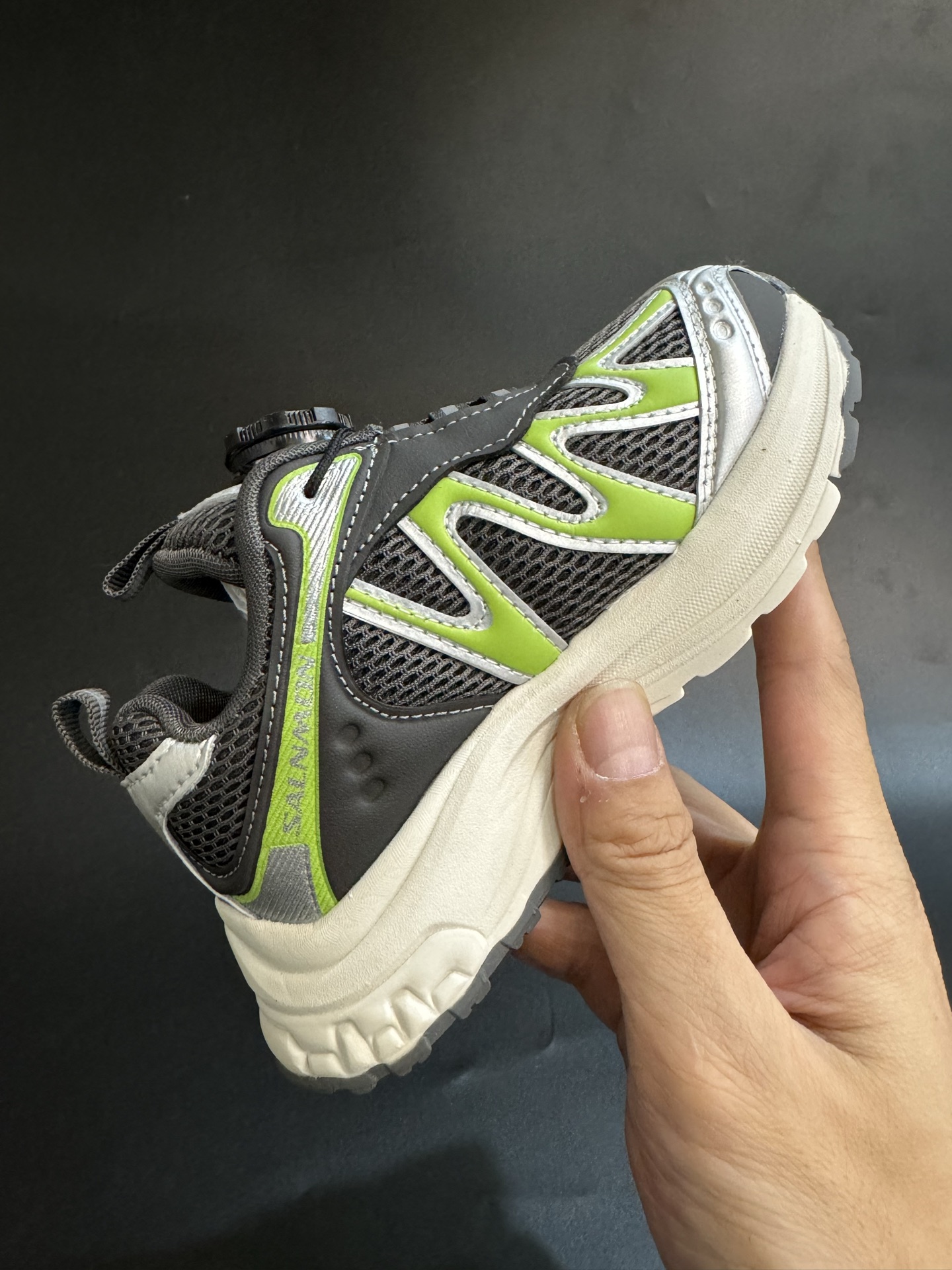 图片[5]-萨络蒙XT-WHISPER旋钮扣童鞋 白敬亭同款网红款儿童休闲户外越野机能运动跑步鞋尺码：26-37码。 经典萨洛蒙系列🔥 精致锁扣设计，穿脱方便✌🏻 优质面料拼接☁️质感满满💯 橡胶耐磨防滑大底，脚感不言而喻✔️-选品中心