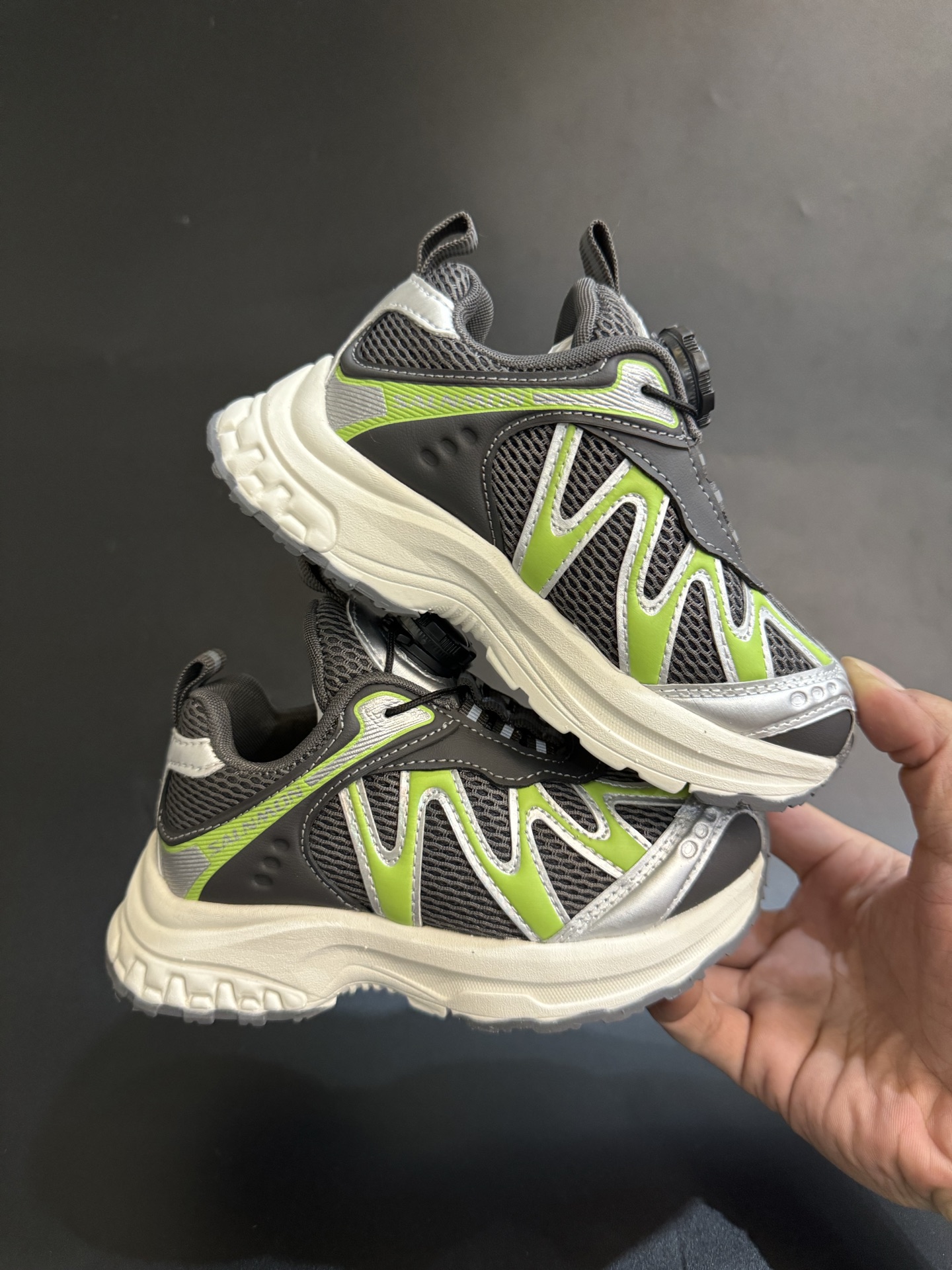 图片[9]-萨络蒙XT-WHISPER旋钮扣童鞋 白敬亭同款网红款儿童休闲户外越野机能运动跑步鞋尺码：26-37码。 经典萨洛蒙系列🔥 精致锁扣设计，穿脱方便✌🏻 优质面料拼接☁️质感满满💯 橡胶耐磨防滑大底，脚感不言而喻✔️-选品中心