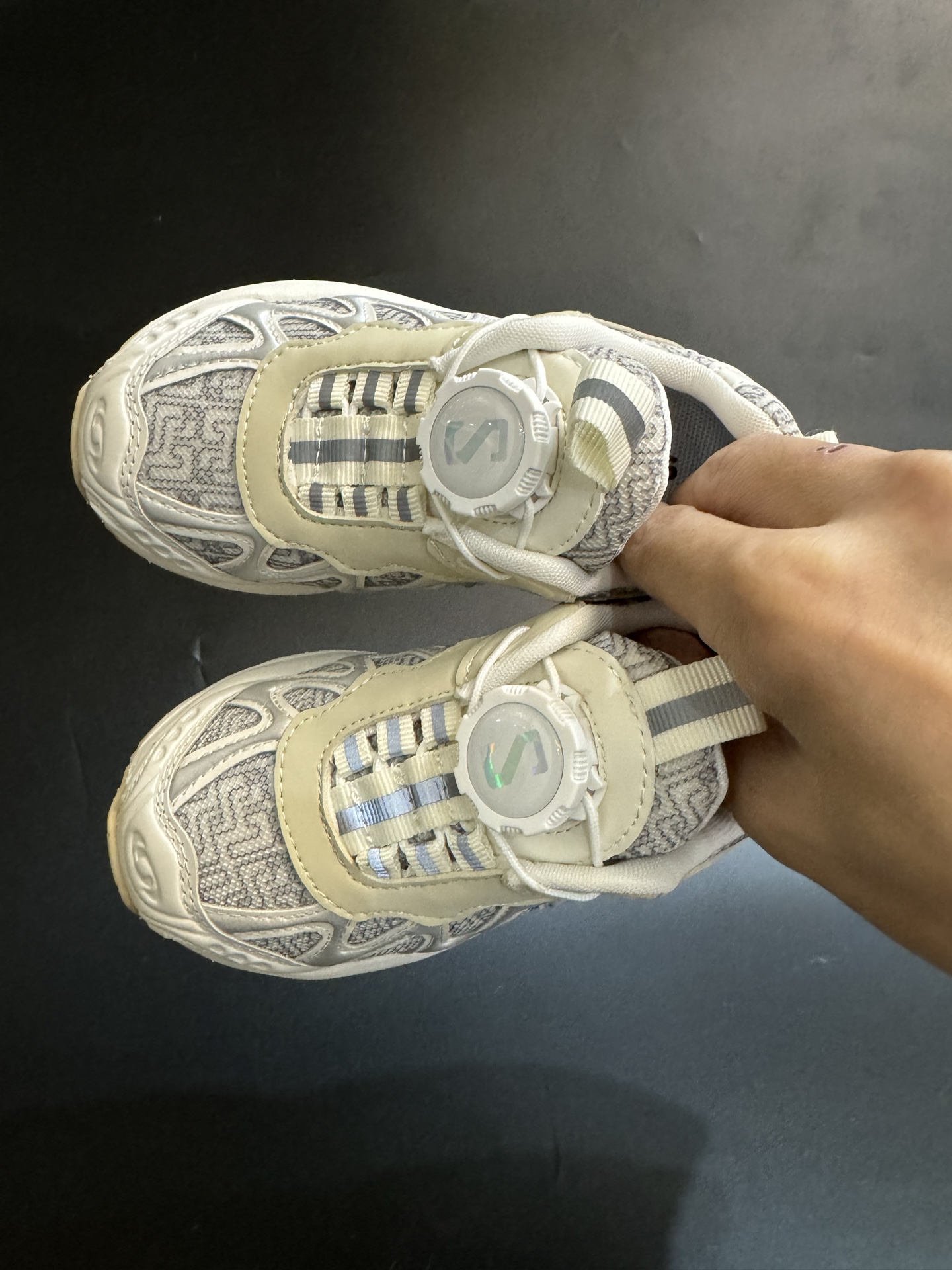 NO:583749,Salomon XT-WHISPER knob buckle children's shoes. Bai Jingting's same internet celebrity model children's casual outdoor cross-country functional sports running shoes. Sizes 26-37. Classic Salomon series. Exquisite lock design, easy to put on and take off. High-quality fabric splicing with full texture. Rubber wear-resistant and non-slip outsole, the foot feel is self-evident. Salomon,19860909萨络蒙XT-WHISPER旋钮扣童鞋 白敬亭同款网红款儿童休闲户外越野机能运动跑步鞋尺码26-37码 经典萨洛蒙系列. 精致锁扣设计,穿脱方便 优质面料拼接质感满满 橡胶耐磨防滑大底,脚感不言而喻,萨洛蒙,,Children's