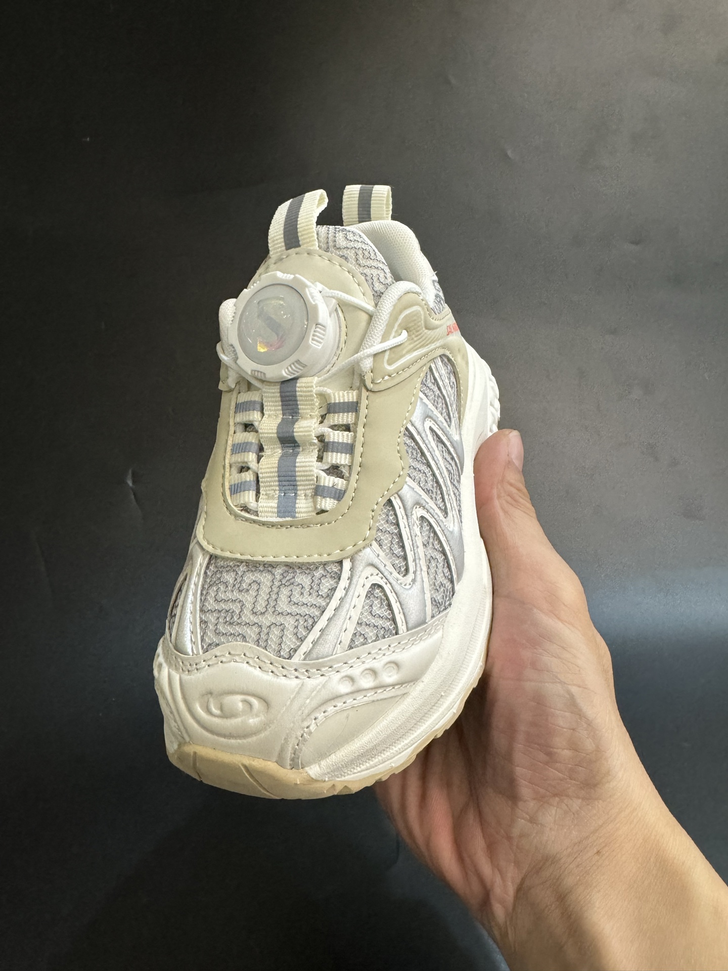 图片[4]-萨络蒙XT-WHISPER旋钮扣童鞋 白敬亭同款网红款儿童休闲户外越野机能运动跑步鞋尺码：26-37码 经典萨洛蒙系列🔥。 精致锁扣设计，穿脱方便✌🏻 优质面料拼接☁️质感满满💯 橡胶耐磨防滑大底，脚感不言而喻✔️-选品中心