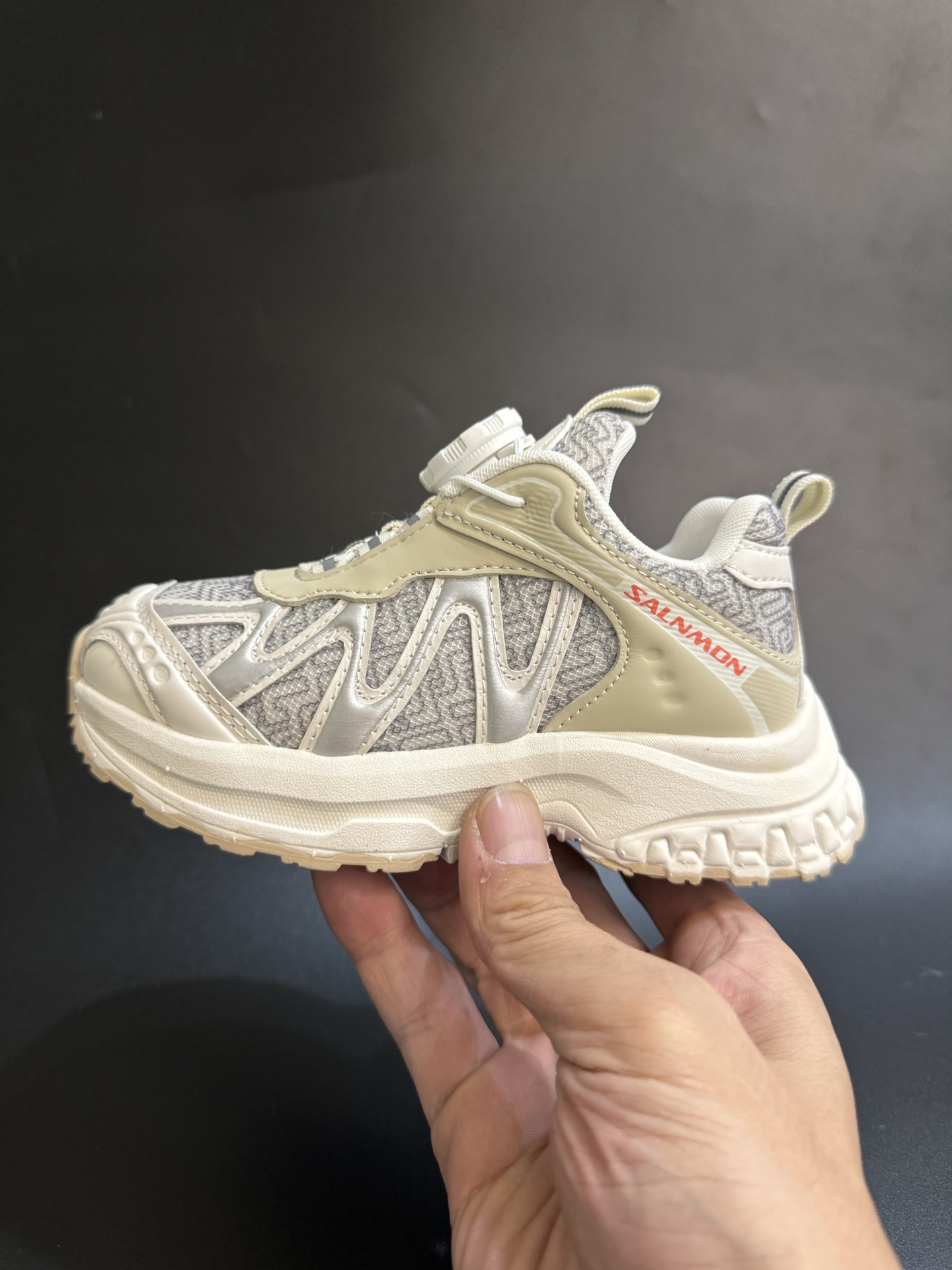 图片[3]-萨络蒙XT-WHISPER旋钮扣童鞋 白敬亭同款网红款儿童休闲户外越野机能运动跑步鞋尺码：26-37码 经典萨洛蒙系列🔥。 精致锁扣设计，穿脱方便✌🏻 优质面料拼接☁️质感满满💯 橡胶耐磨防滑大底，脚感不言而喻✔️-选品中心