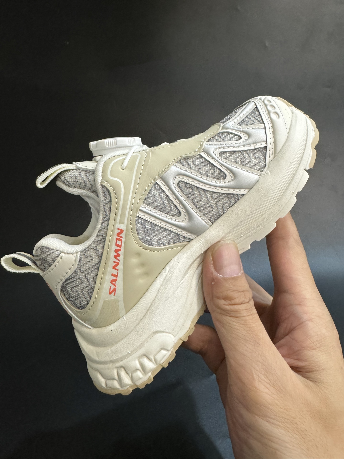 图片[5]-萨络蒙XT-WHISPER旋钮扣童鞋 白敬亭同款网红款儿童休闲户外越野机能运动跑步鞋尺码：26-37码 经典萨洛蒙系列🔥。 精致锁扣设计，穿脱方便✌🏻 优质面料拼接☁️质感满满💯 橡胶耐磨防滑大底，脚感不言而喻✔️-选品中心