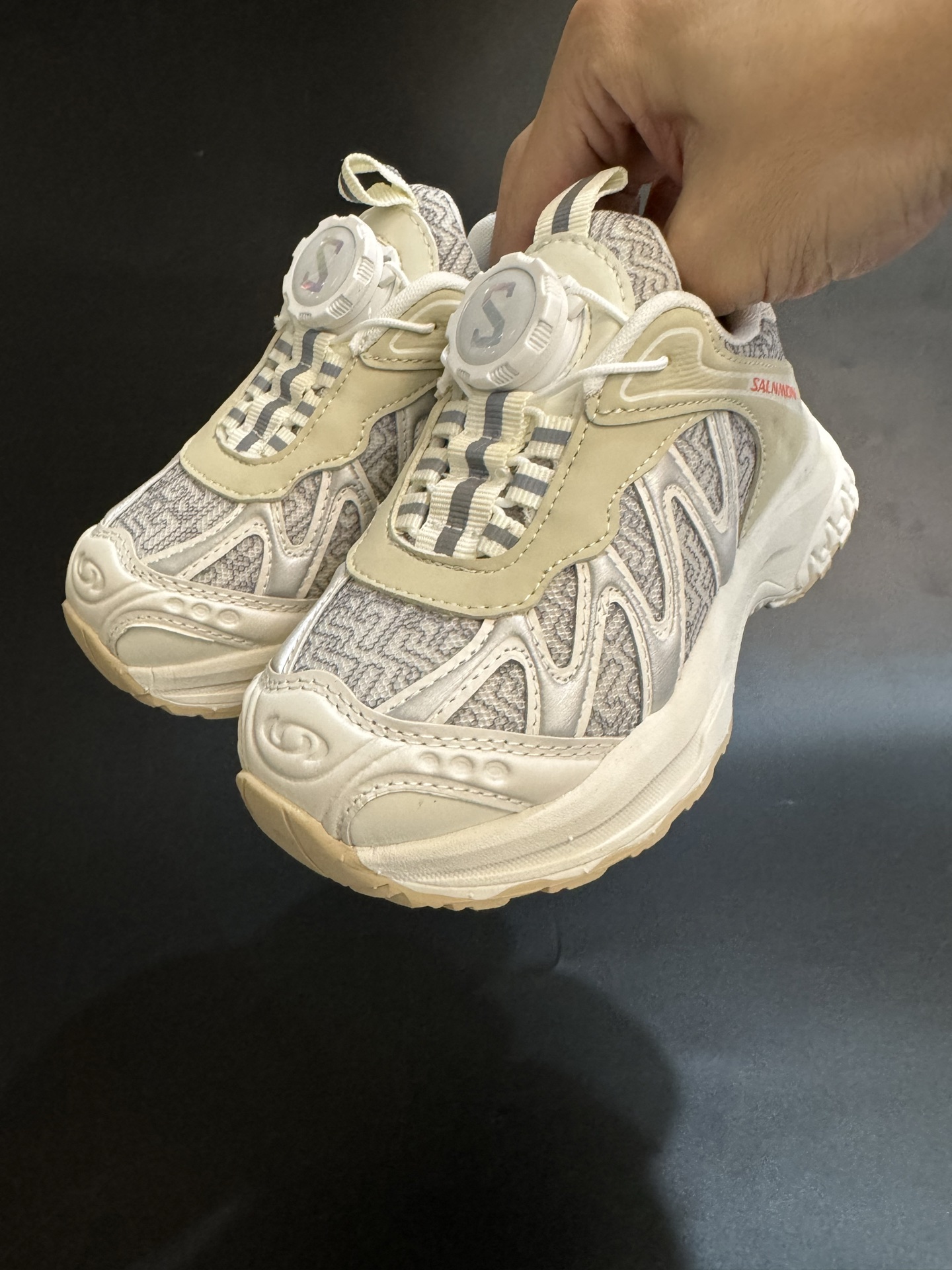 图片[2]-萨络蒙XT-WHISPER旋钮扣童鞋 白敬亭同款网红款儿童休闲户外越野机能运动跑步鞋尺码：26-37码 经典萨洛蒙系列🔥。 精致锁扣设计，穿脱方便✌🏻 优质面料拼接☁️质感满满💯 橡胶耐磨防滑大底，脚感不言而喻✔️-选品中心