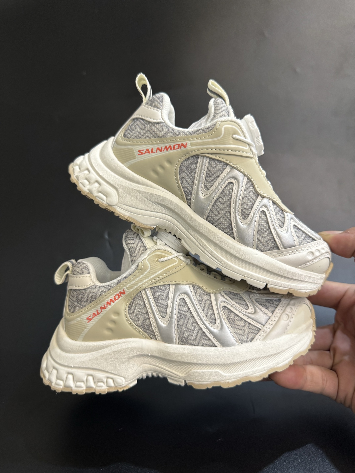 图片[9]-萨络蒙XT-WHISPER旋钮扣童鞋 白敬亭同款网红款儿童休闲户外越野机能运动跑步鞋尺码：26-37码 经典萨洛蒙系列🔥。 精致锁扣设计，穿脱方便✌🏻 优质面料拼接☁️质感满满💯 橡胶耐磨防滑大底，脚感不言而喻✔️-选品中心